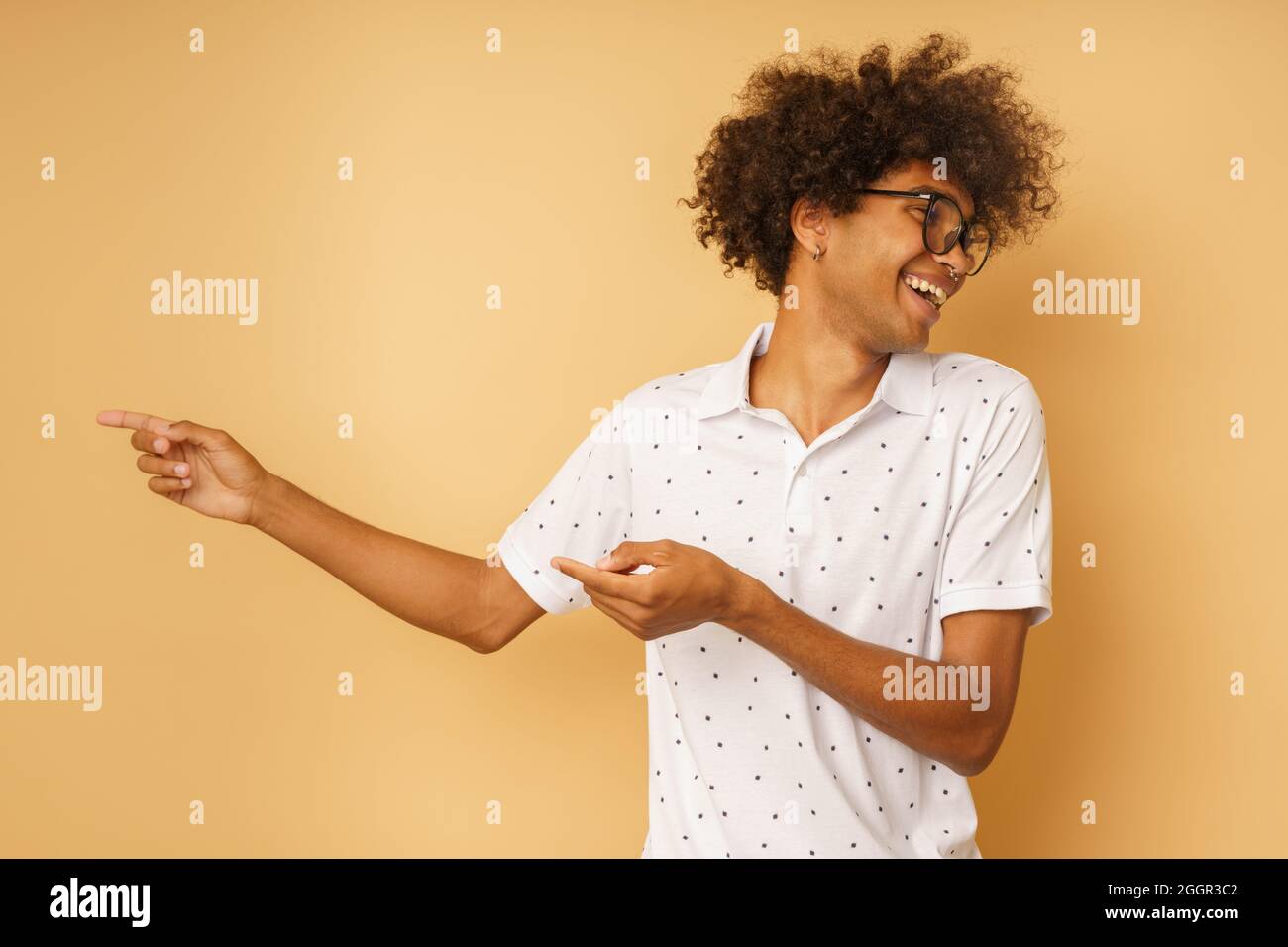 Afro uomo con occhiali è felice e sorridente Foto Stock