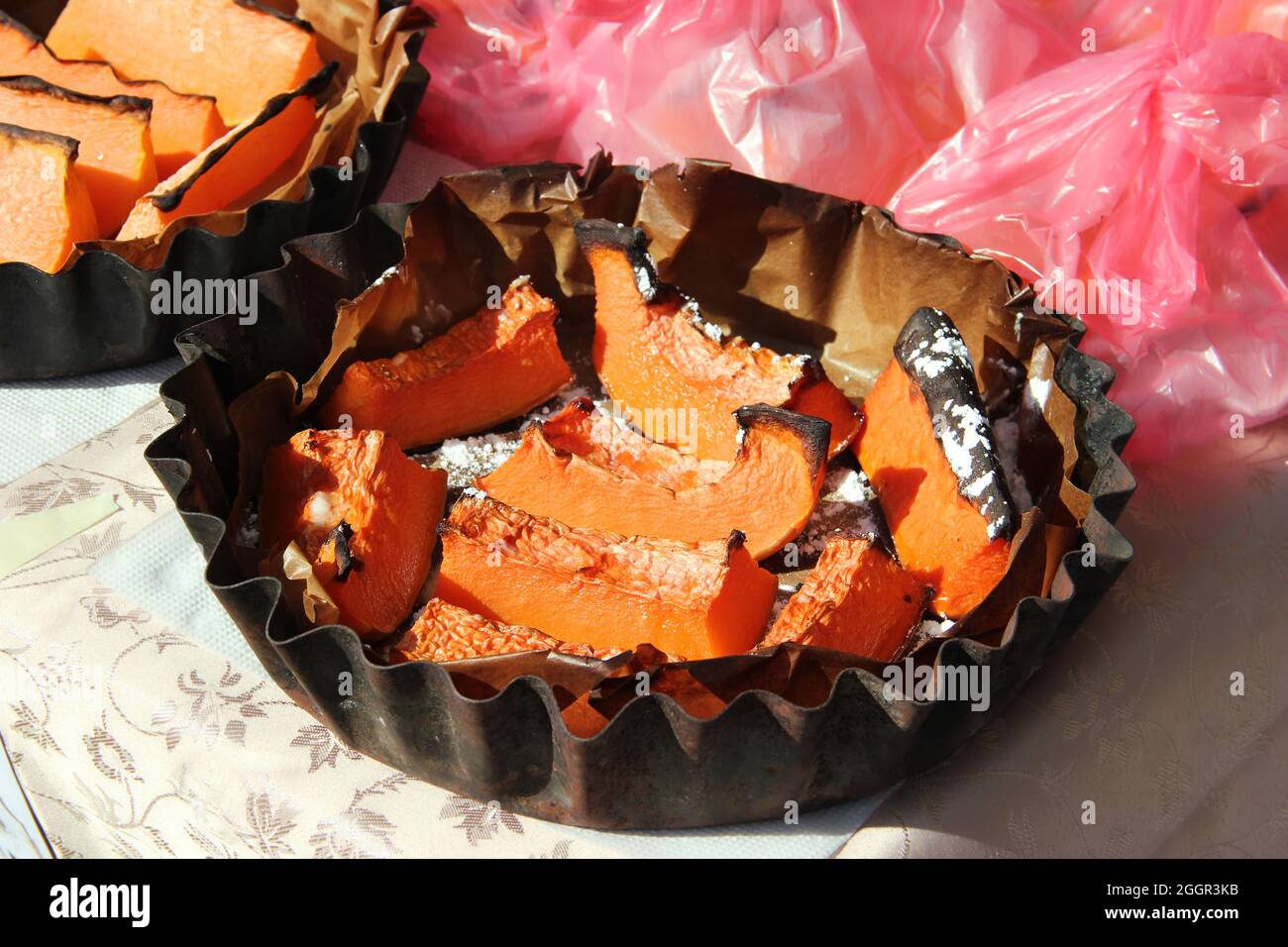 Autunno colore Pumpkins im intero mercato di alimenti. Tavolozze di colori ispirate all'autunno. Mercato di verdure d'autunno: Varietà di zucca e zucche. VARI TIPI PUMPK Foto Stock