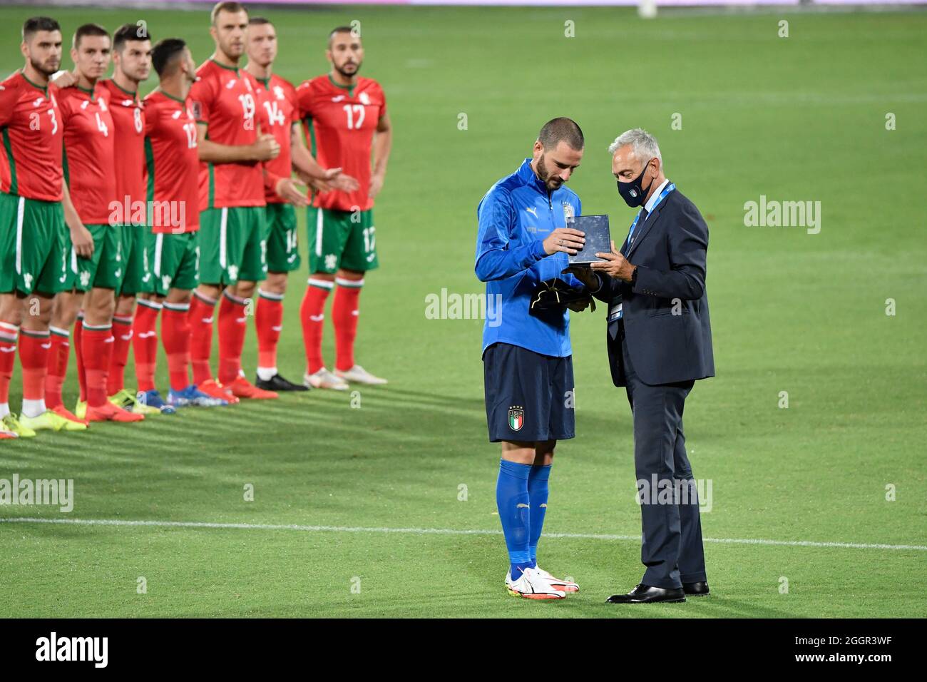 Firenze, Italia. 2 settembre 2021. Leonardo Bonucci d'Italia riceve il  premio per 100 presenze durante la partita di calcio qualificante del Qatar  2022 tra Italia e Bulgaria allo stadio Artemio Franchi di