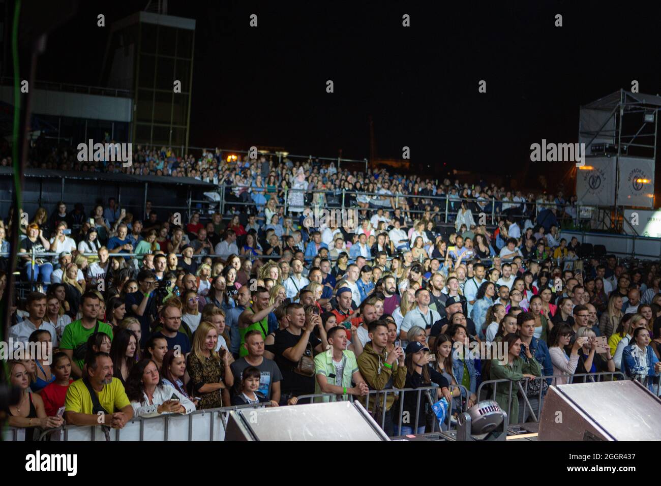 Odessa, Ucraina 11 luglio 2019: Molti spettatori al concerto. Folla di visitatori al concerto ha divertimento e spara ciò che sta accadendo sugli smartphone. Ventilatori a c Foto Stock