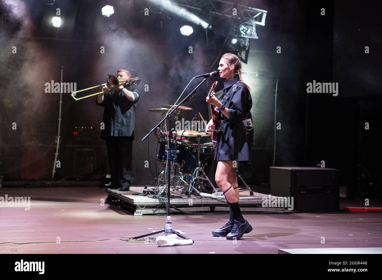 Odessa, Ucraina 11 luglio 2019: Concerto della famosa band KADEBOSTANY sul palco sotto cielo aperto. Concerto della popolare musik band in festival Foto Stock