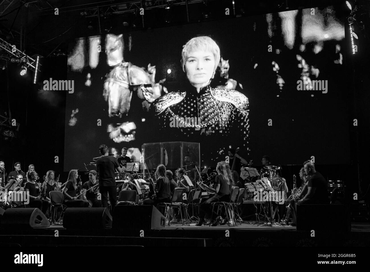 Odessa, Ucraina 17 luglio 2019: Orchestra sinfonica di varietà SIGNORI DEL SUONO sul palco. Concerto di orchestra sinfonica su palco all'aperto. Foto Stock