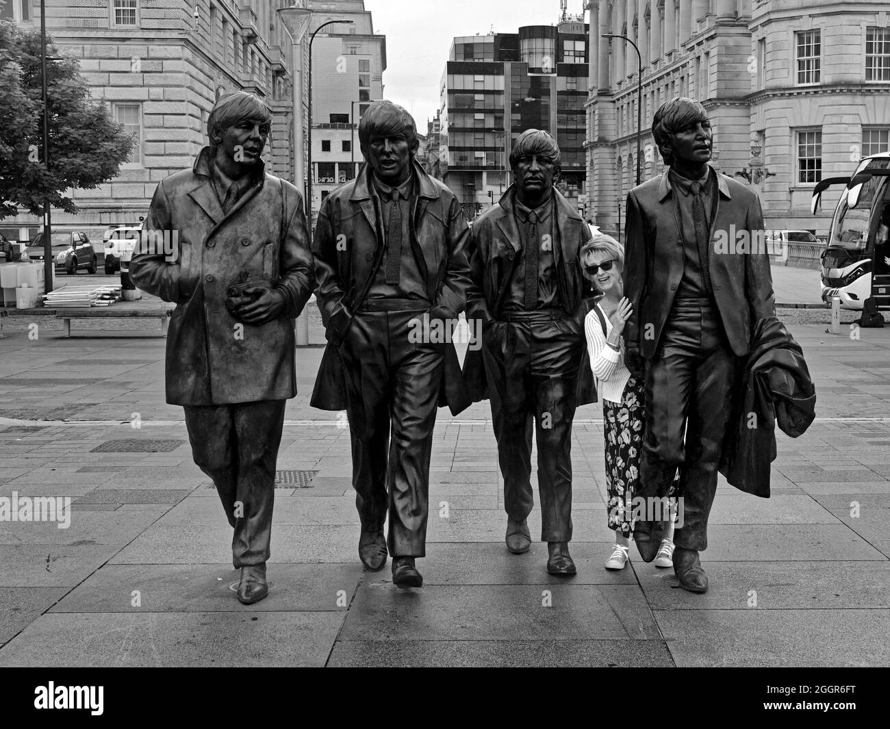La famosa statua dei Beatles presso il Liverpool attracca dallo scultore Chris Butler dalla fonderia Castle fine Arts Foto Stock