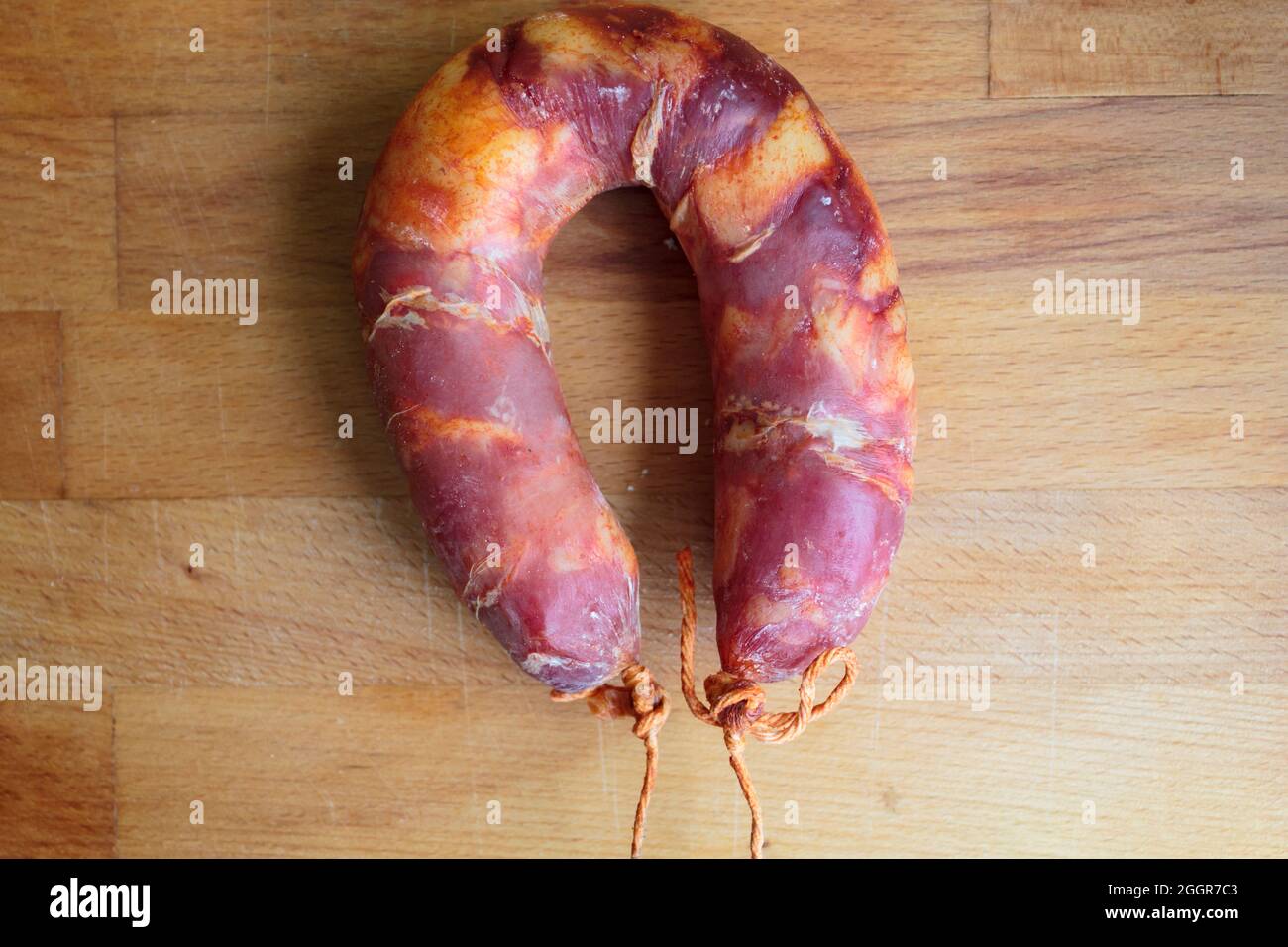 Tradizionale chorizo di salsiccia portoghese su tavola di legno Foto Stock