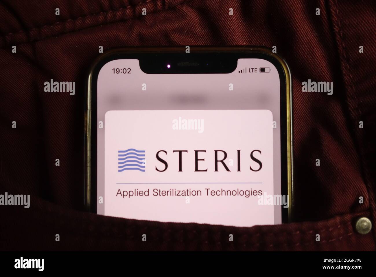 KONSKIE, POLONIA - 17 agosto 2021: Il logo Steris Corporation è visualizzato sul cellulare nascosto in tasca jeans Foto Stock