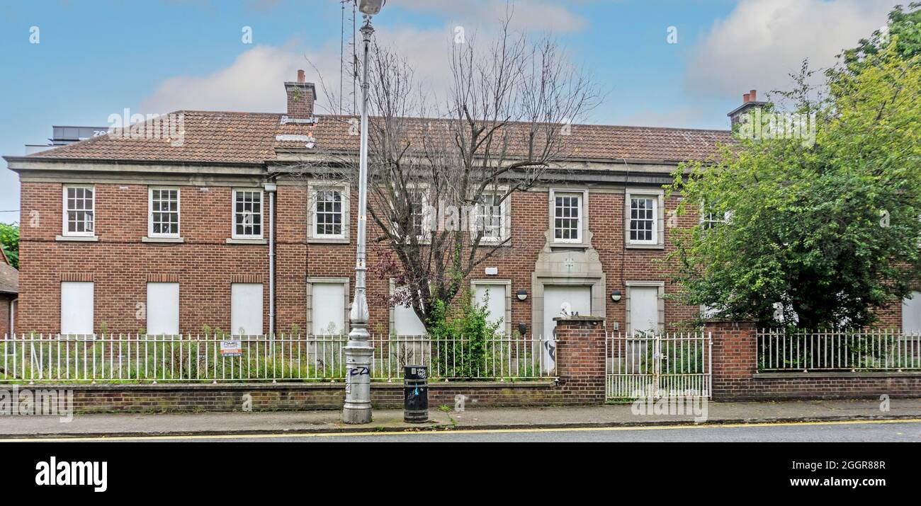 L'ex stazione di garda a Harcourt Terrace a Dublino, Irlanda. In uso fino a 2021 come scuola nazionale ora attende il risviluppo. Foto Stock