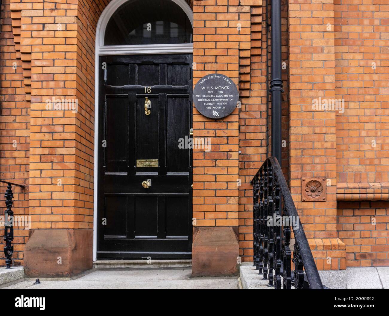 Una targa a WHS Monck a Earlsfort Terrace a Dublino, Irlanda. Monck era un astronomo irlandese e la prima persona a misurare elettricamente le stelle. Foto Stock