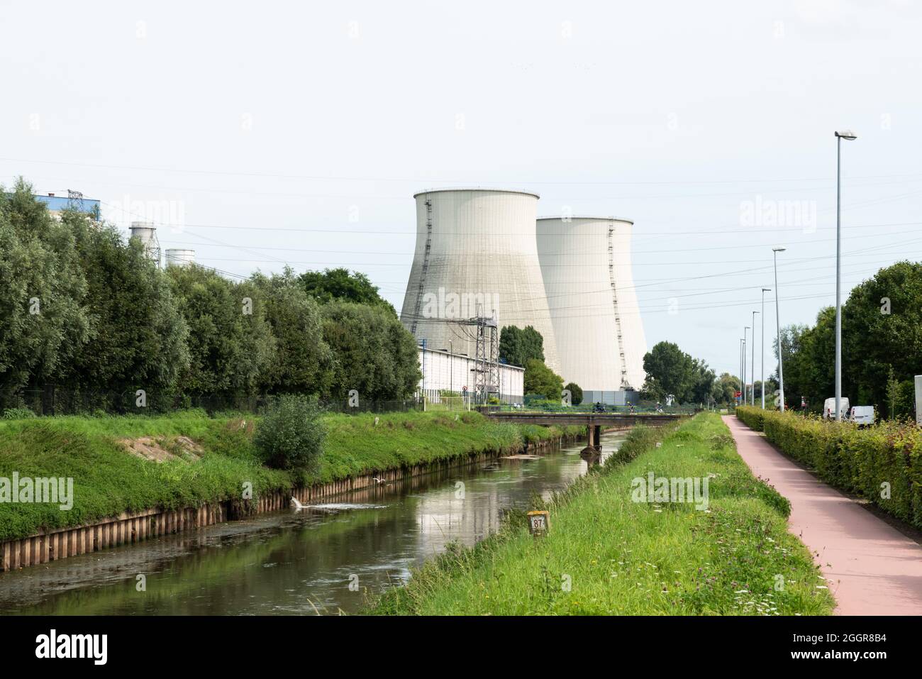 Vilvoorde, Flemish Brabant Region - Belgium - 08 24 2021: Camino di un reattore di energia abandonnes di Engie Electrabel Foto Stock
