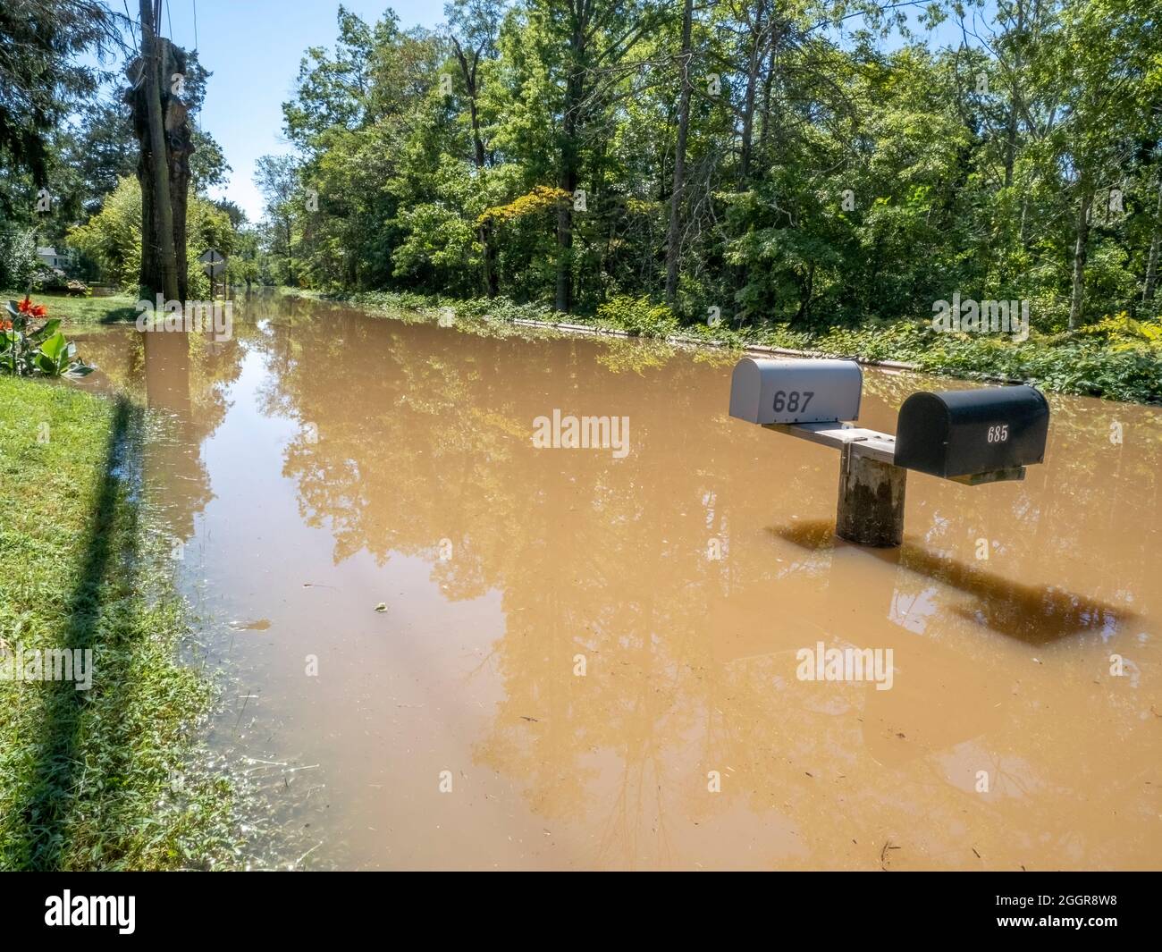 Scatole postali sommerse su Weston Road dall'alluvione a Franklin Township, Somerset County, New Jersey, USA Foto Stock