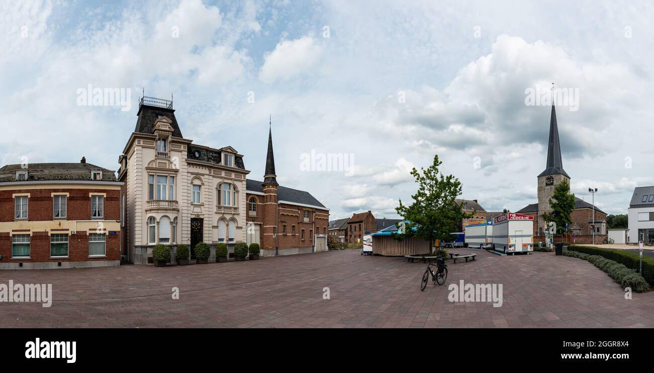 Kapelle op den Bos, Brabante Fiammingo Regione- Belgio - 08 25 2021: La piazza del mercato e il centro città vista panoramica extra large Foto Stock
