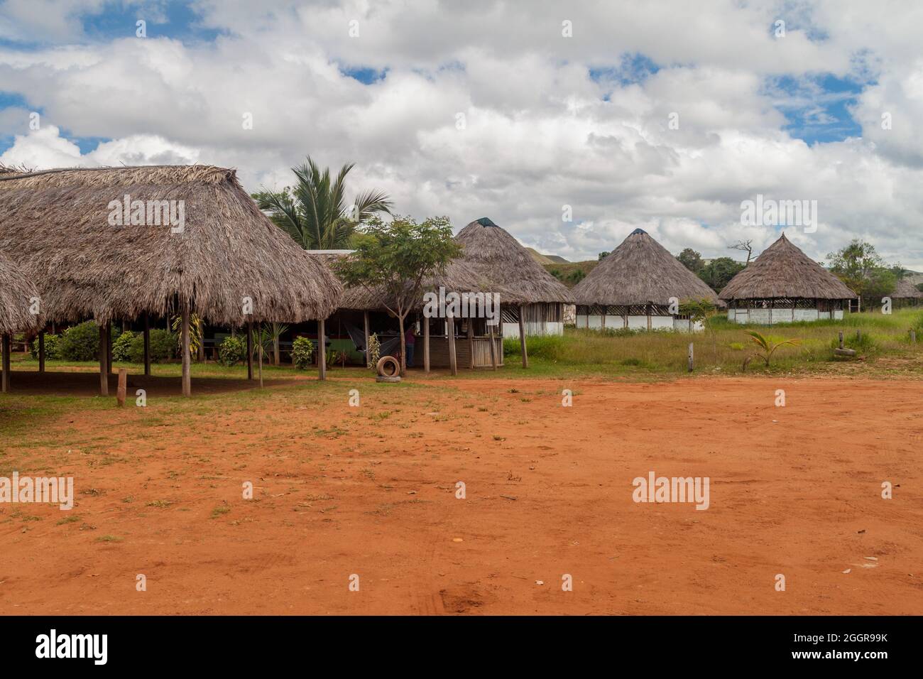 Case semplici in un villaggio indigeno nella regione di Gran Sabana del Venezuela Foto Stock