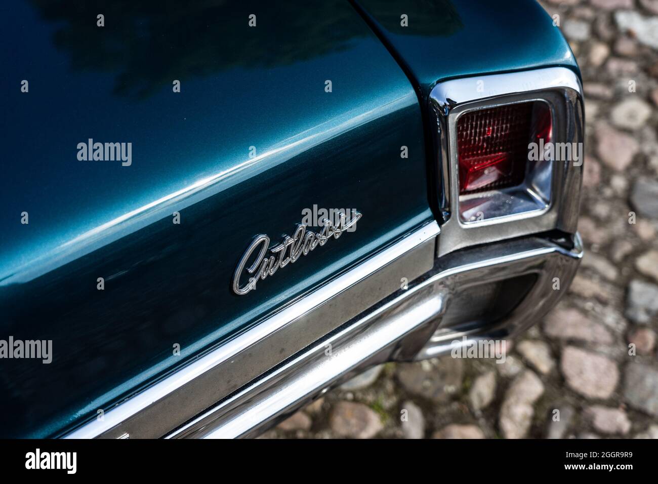 DIEDERSDORF, GERMANIA - 21 AGOSTO 2021: Il frammento di auto di medie dimensioni Oldsmobile Cutlass Hardtop Coupe, 1967. La mostra di 'US Car Classics'. Foto Stock