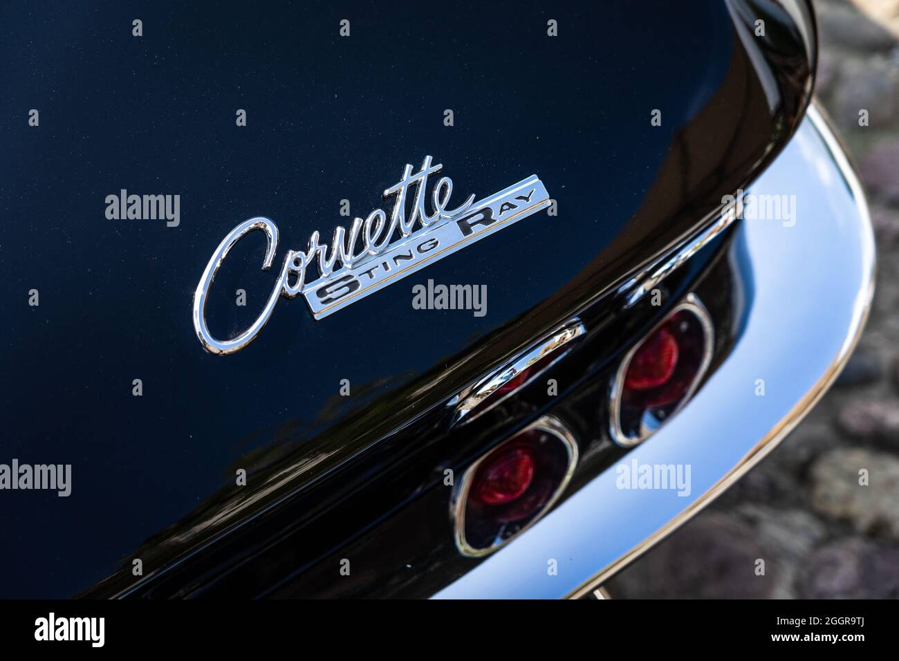 DIEDERSDORF, GERMANIA - 21 AGOSTO 2021: Il frammento di auto sportiva Chevrolet Corvette Sting Ray (C2). La mostra di 'US Car Classics'. Foto Stock
