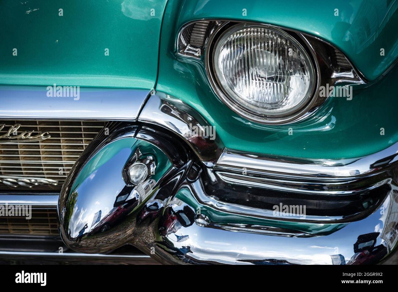 Il faro di auto di lusso Cadillac Serie 62 Coupe de Ville, 1953. Primo piano. La mostra di 'US Car Classics'. Foto Stock