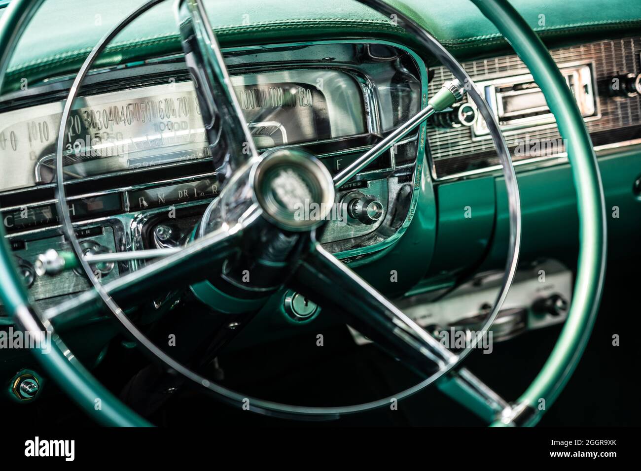 DIEDERSDORF, GERMANIA - 21 AGOSTO 2021: Il cruscotto di auto di lusso Cadillac Serie 62 Coupe de Ville, 1953. Primo piano. Mettere a fuoco sullo sfondo. L'ex Foto Stock