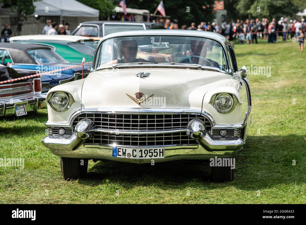 DIEDERSDORF, GERMANIA - 21 AGOSTO 2021: L'auto di lusso Cadillac Serie 62 Coupe de Ville, 1955. La mostra di 'US Car Classics'. Foto Stock