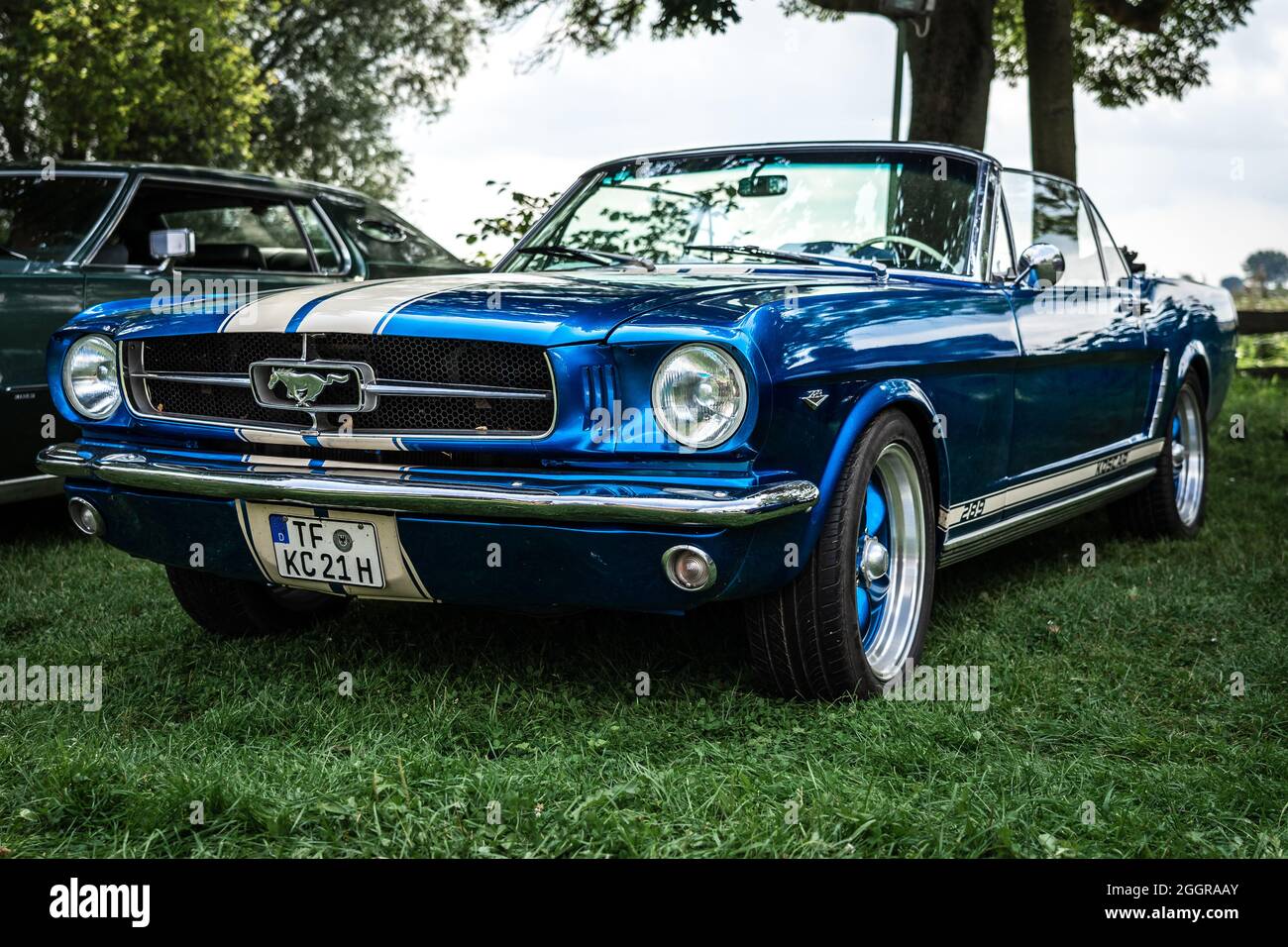 DIEDERSDORF, GERMANIA - 21 AGOSTO 2021: L'iconica vettura sportiva Ford Mustang, 1965. La mostra di 'US Car Classics'. Foto Stock