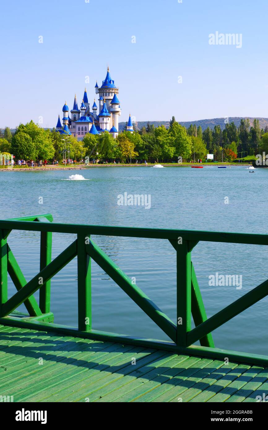 Nave in legno retrò e il castello d'epoca fiabesco sul lago al concept Park di Sazova Eskisehir Turchia Foto Stock