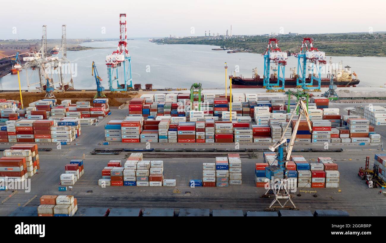 ODESSA, UCRAINA - 10 AGOSTO 2021: Caricamento di una nave container presso il porto marittimo. Contenitori industriali commerciali al terminale del contenitore di carico in mare. Commerciante Foto Stock