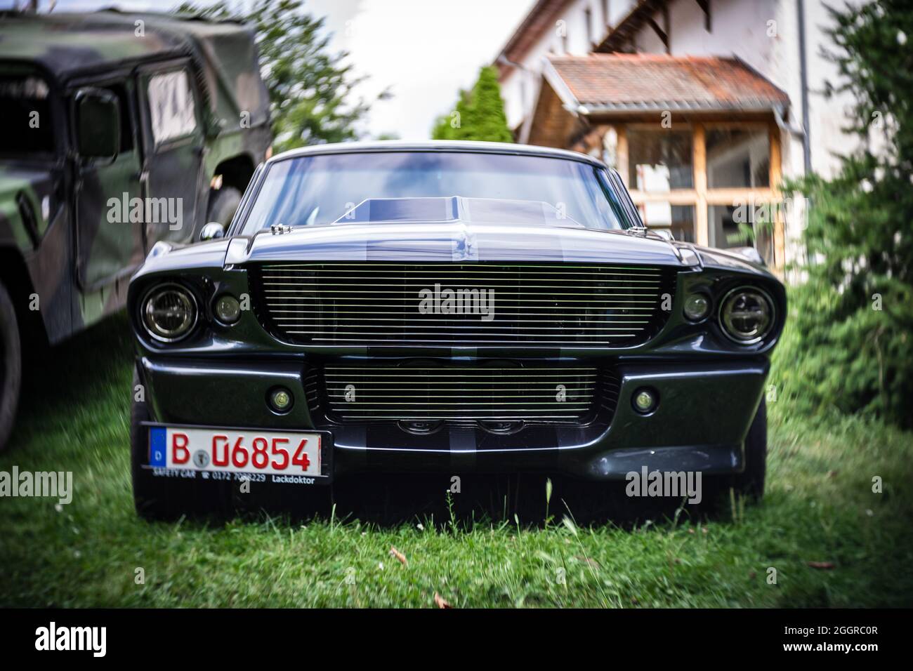 La vettura pony Shelby Cobra GT500, (versione ad alte prestazioni della Ford Mustang). Concentrarsi sul centro. Bokeh vorticoso. La mostra di 'US Car Classics'. Foto Stock