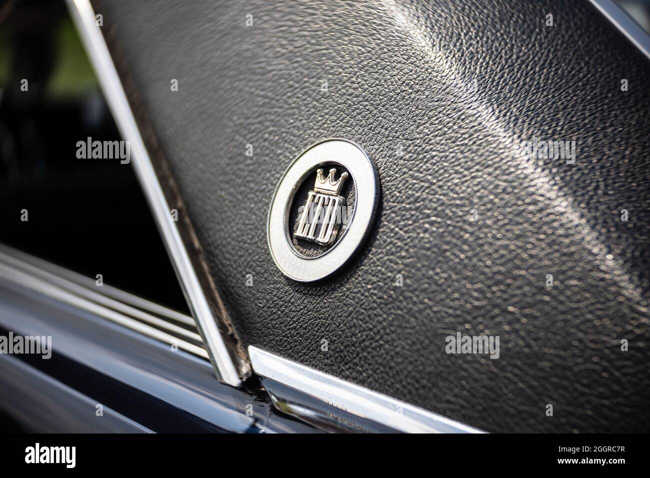 DIEDERSDORF, GERMANIA - 21 AGOSTO 2021: L'emblema della vettura di dimensioni normali Ford Galaxie 500 LTD. La mostra di 'US Car Classics'. Foto Stock