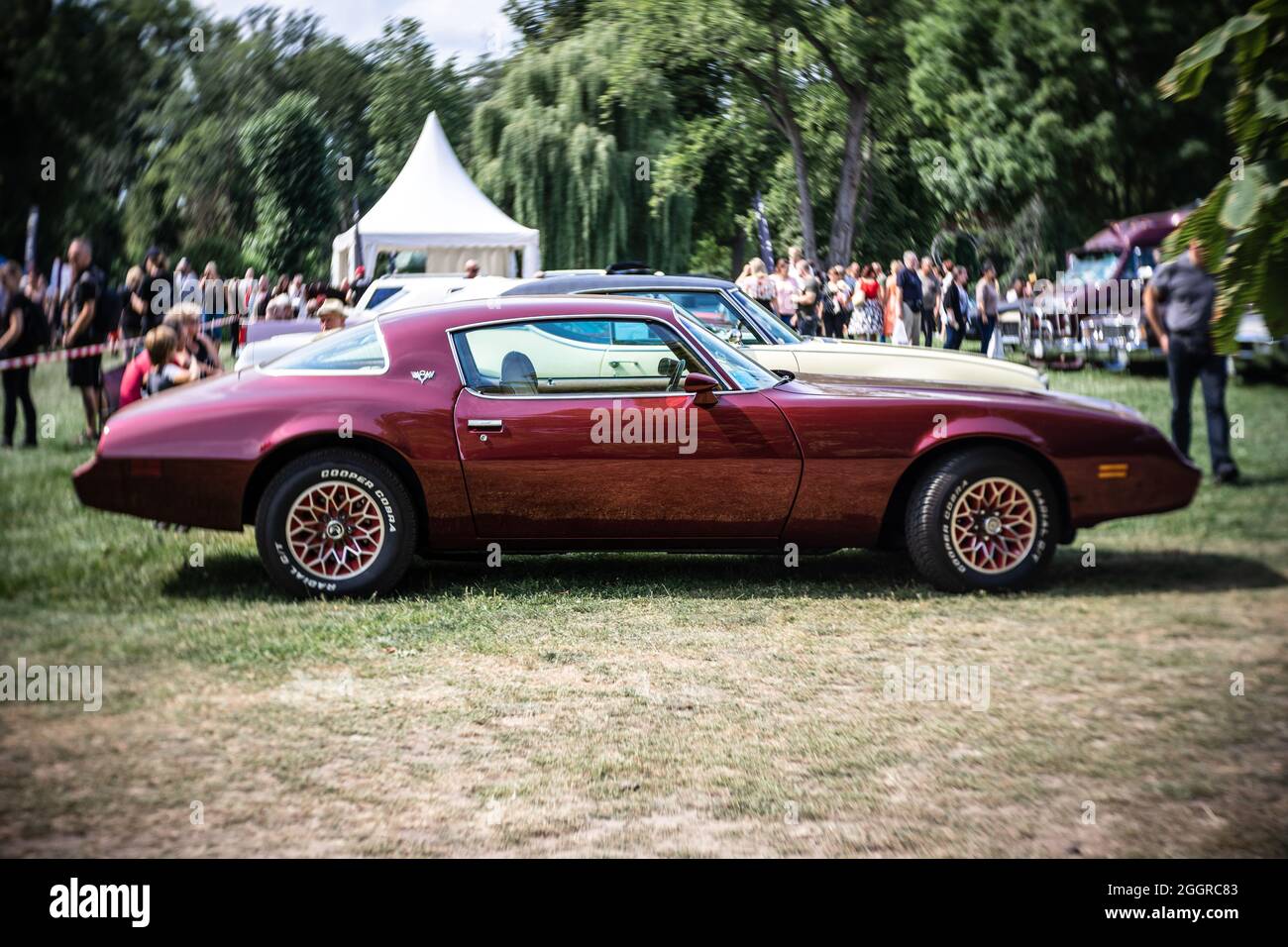 DIEDERSDORF, GERMANIA - 21 AGOSTO 2021: La macchina muscolare Pontiac Firebird, 1979. Concentrarsi sul centro. Bokeh vorticoso. La mostra di 'US Car Classics'. Foto Stock