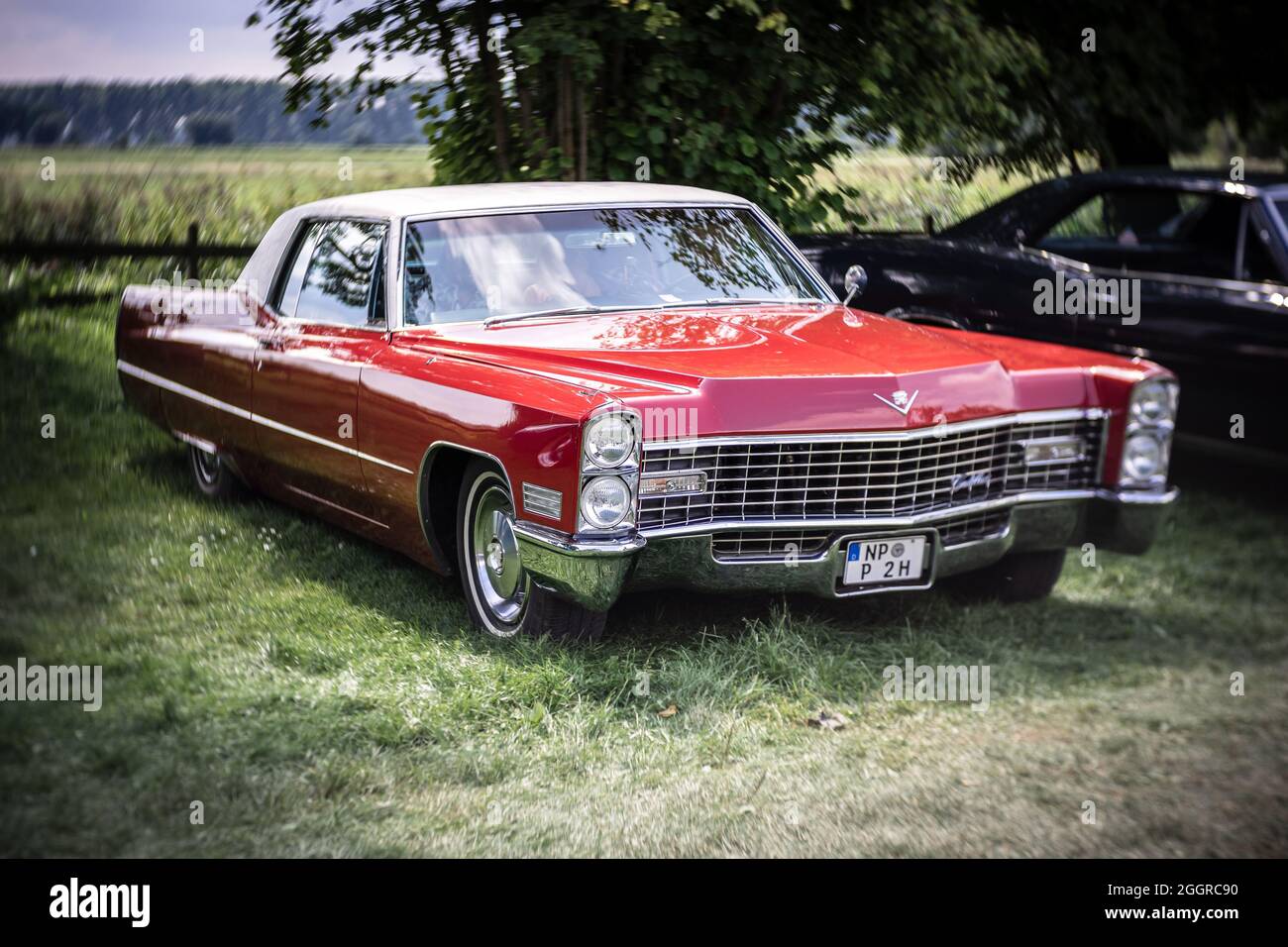 L'auto di lusso di dimensioni standard Cadillac de Ville, 1967. Concentrarsi sul centro. Bokeh vorticoso. La mostra di 'US Car Classics'. Foto Stock
