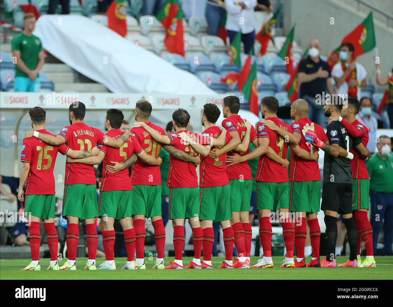La nazionale portoghese si allinea in campo in vista della partita di qualificazione della Coppa del mondo FIFA 2022 all'Estadio Algarve, Portogallo. Data foto: Mercoledì 1 settembre 2021. Foto Stock