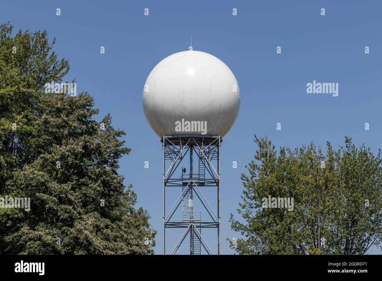 Indianapolis - Circa Settembre 2021: Radar Doppler del servizio meteorologico nazionale. Il radar Doppler invia impulsi di energia elettromagnetica nell'atmosfera Foto Stock