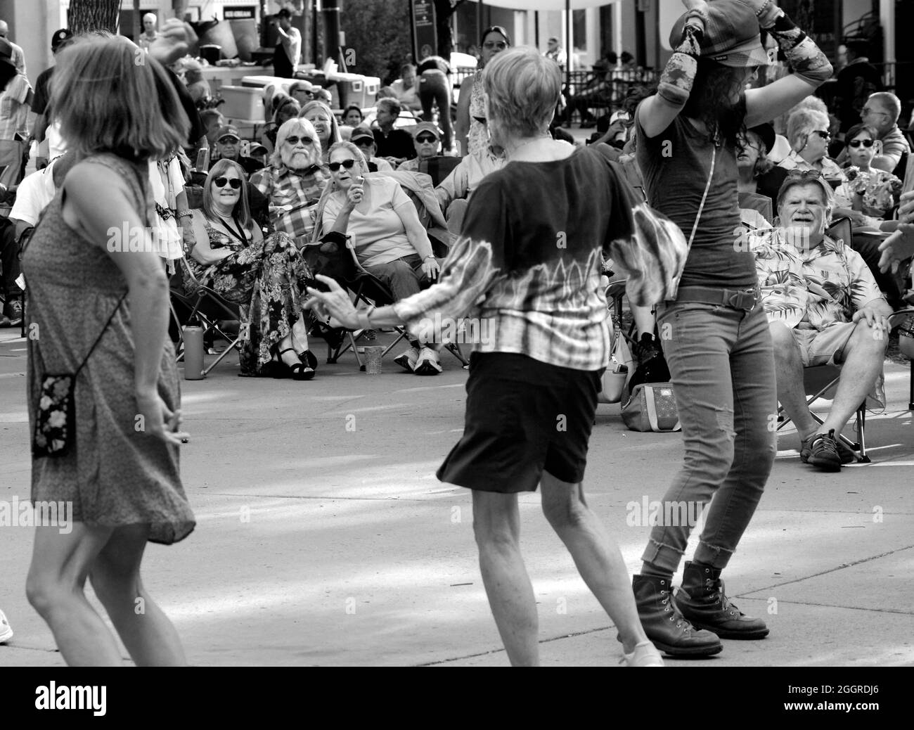 Le coppie ballano in un concerto di musica all'aperto nella storica Plaza di Santa Fe, New Mexico. Foto Stock