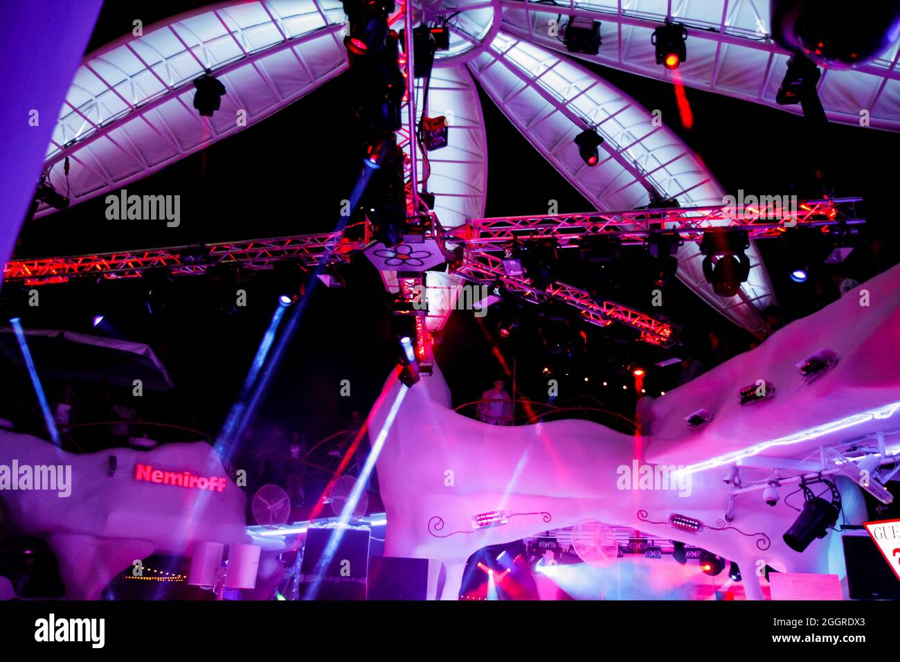 Odessa, Ucraina 24 maggio 2013: Luci mostra. Spettacolo di Lazer. Night club dj party persone godono di musica danzante suono con luce colorata. club luce notturna d Foto Stock