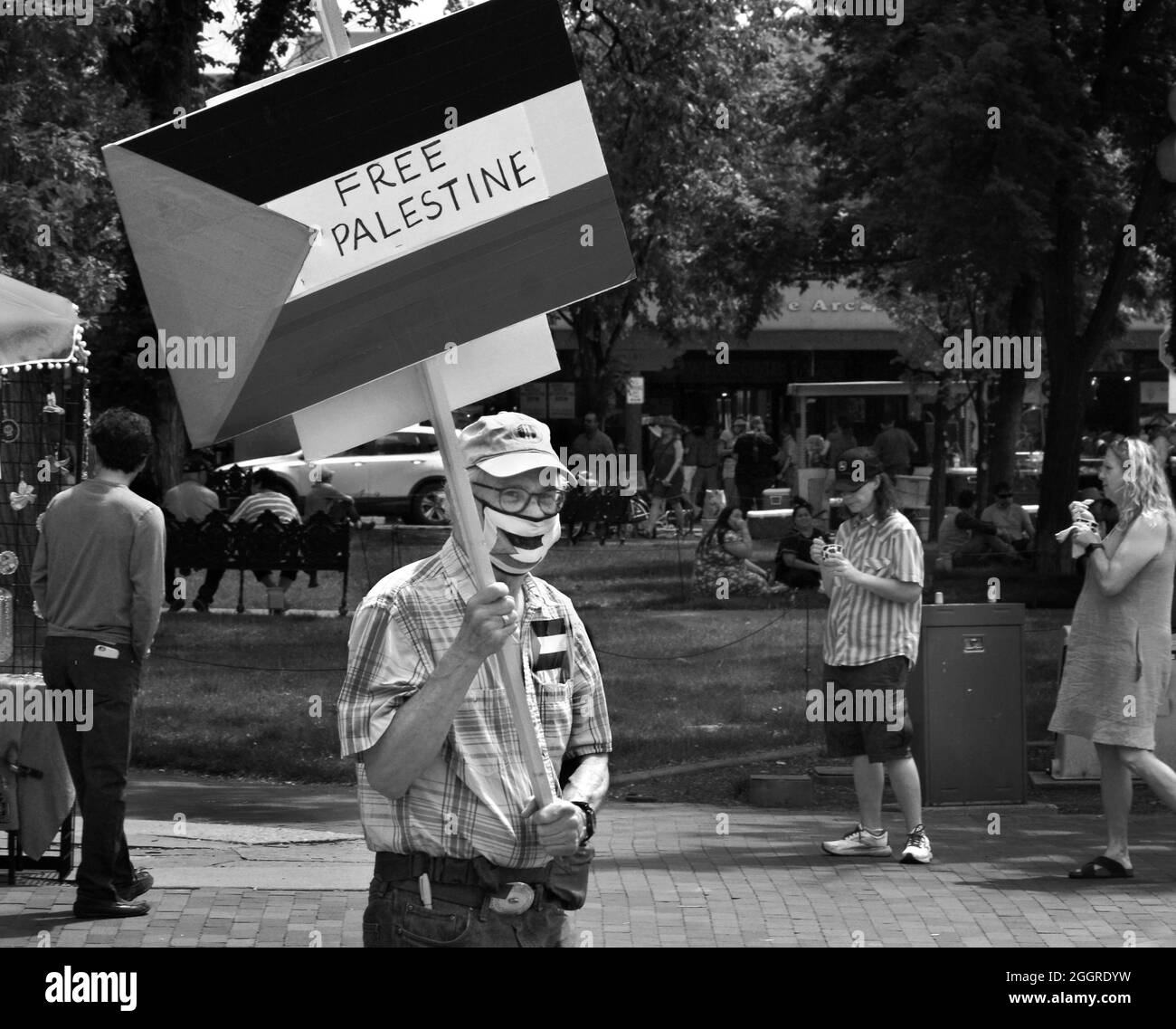 I sostenitori della Palestina e dei palestinesi nel loro conflitto con Israele marciano con i segni a Santa Fe, New Mexico. Foto Stock