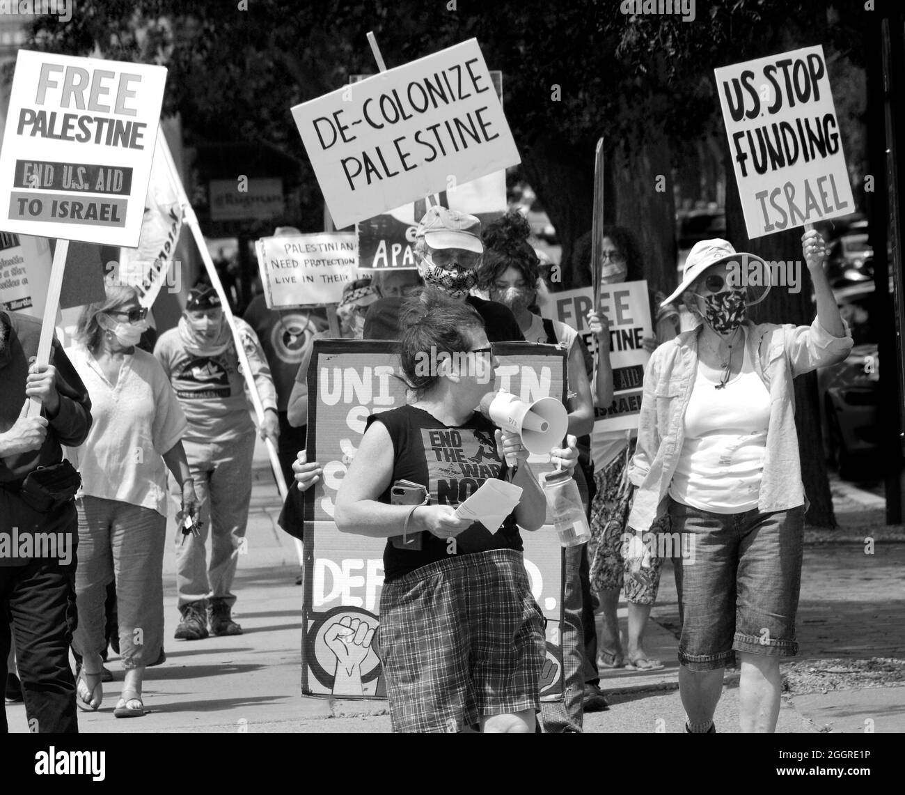 I sostenitori della Palestina e dei palestinesi nel loro conflitto con Israele marciano con i segni a Santa Fe, New Mexico. Foto Stock