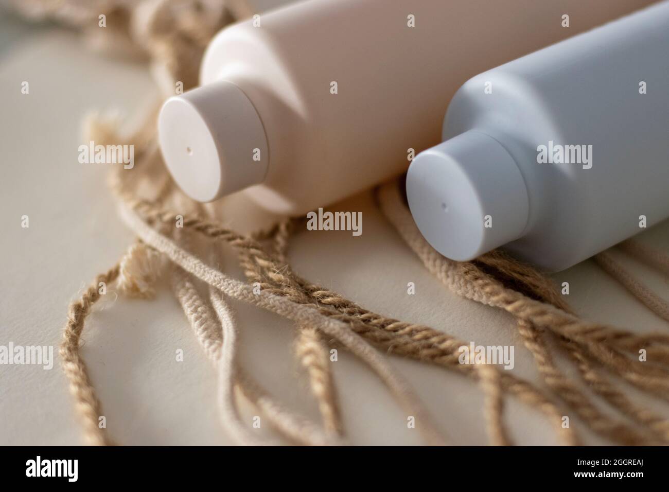 Prodotti per la cura personale e di bellezza. Due bottiglie. Foto Stock