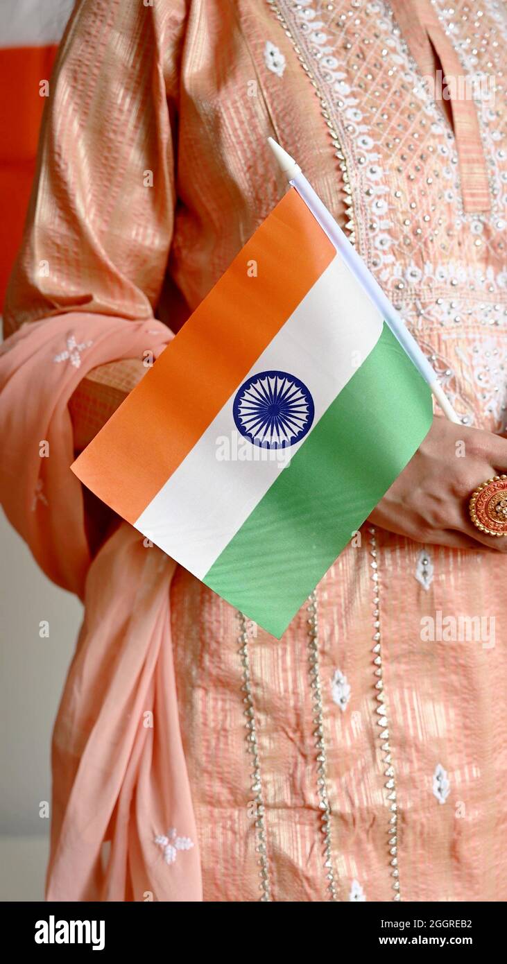 Bandiera indiana nelle mani di una donna Foto Stock