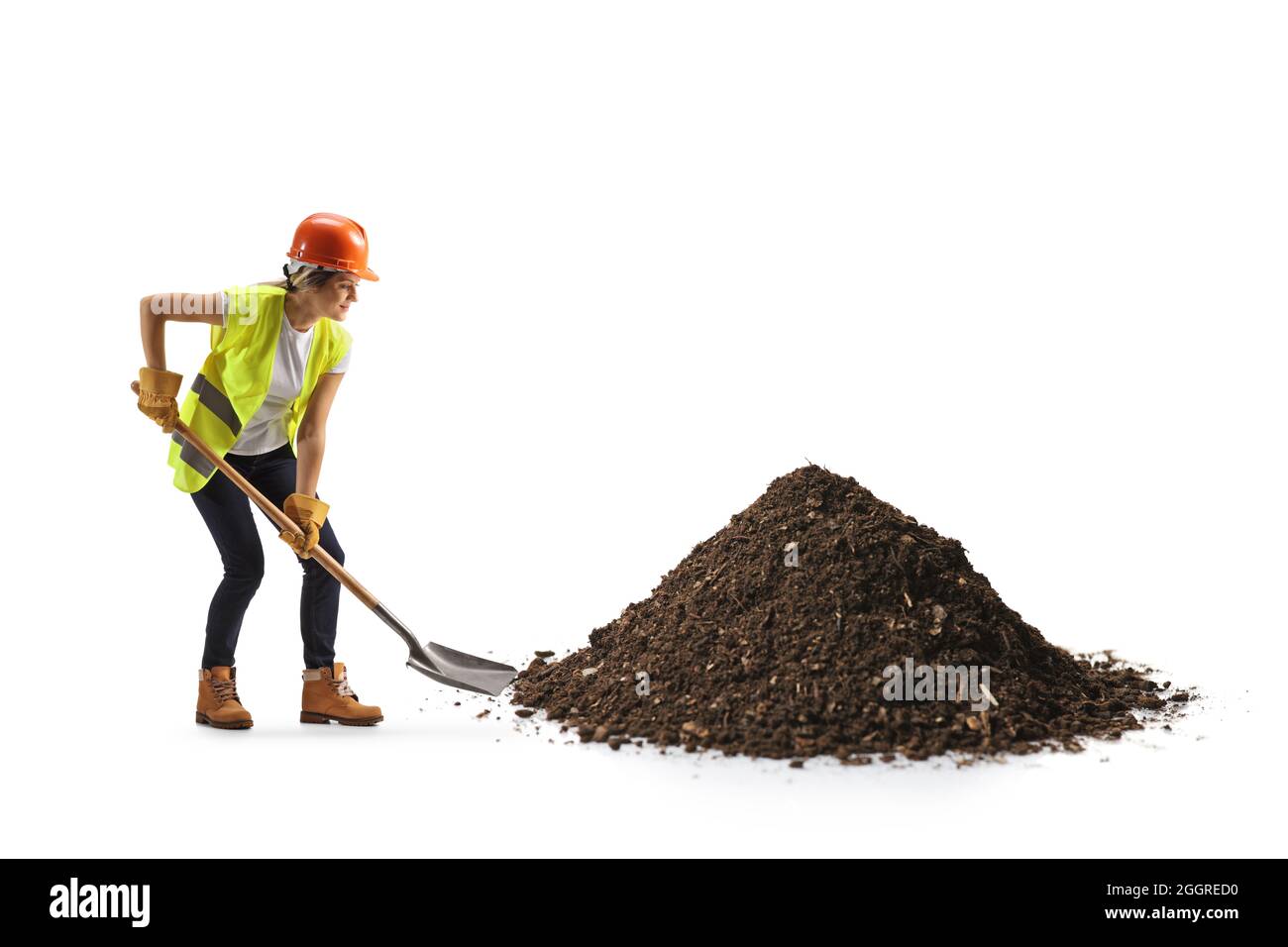 Lavoratrice di costruzione femminile scavando un mucchio di terra con una pala isolata su sfondo bianco Foto Stock