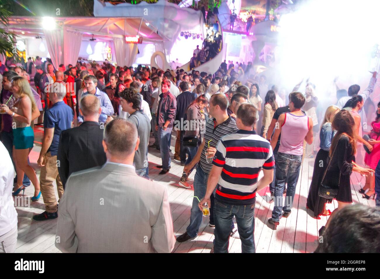 Odessa, Ucraina 24 maggio 2013: Blurry night club dj party la gente gode di  musica ballando suono con luce colorata. club luce notturna dj party Ibiza  club Foto stock - Alamy