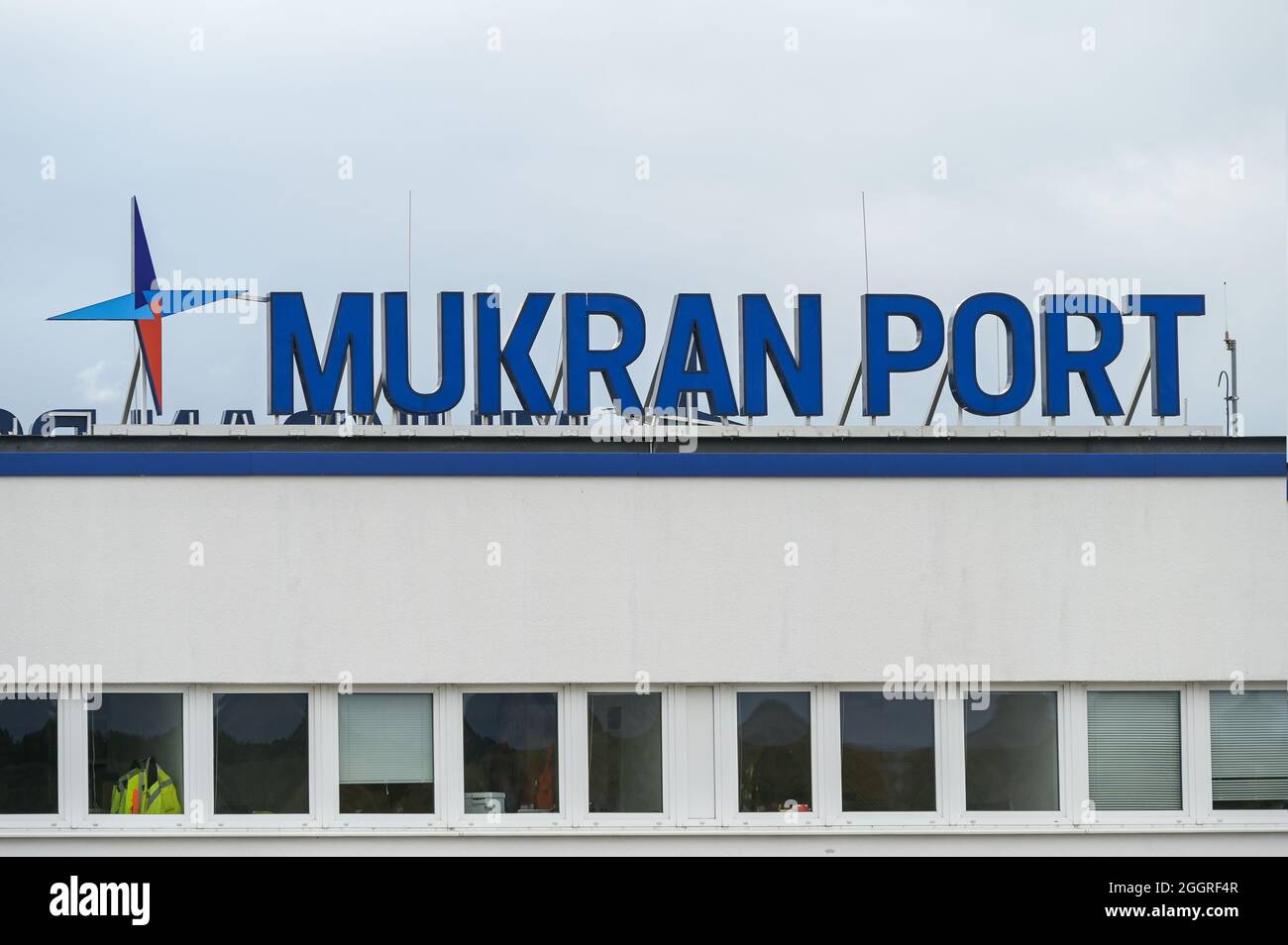 Sassnitz Mukran, Germania, 20 agosto 2020: Lettere del porto di Mukran e cartello con il logo sul terminal e l'edificio degli uffici per traghetti e frei di carico industriale Foto Stock