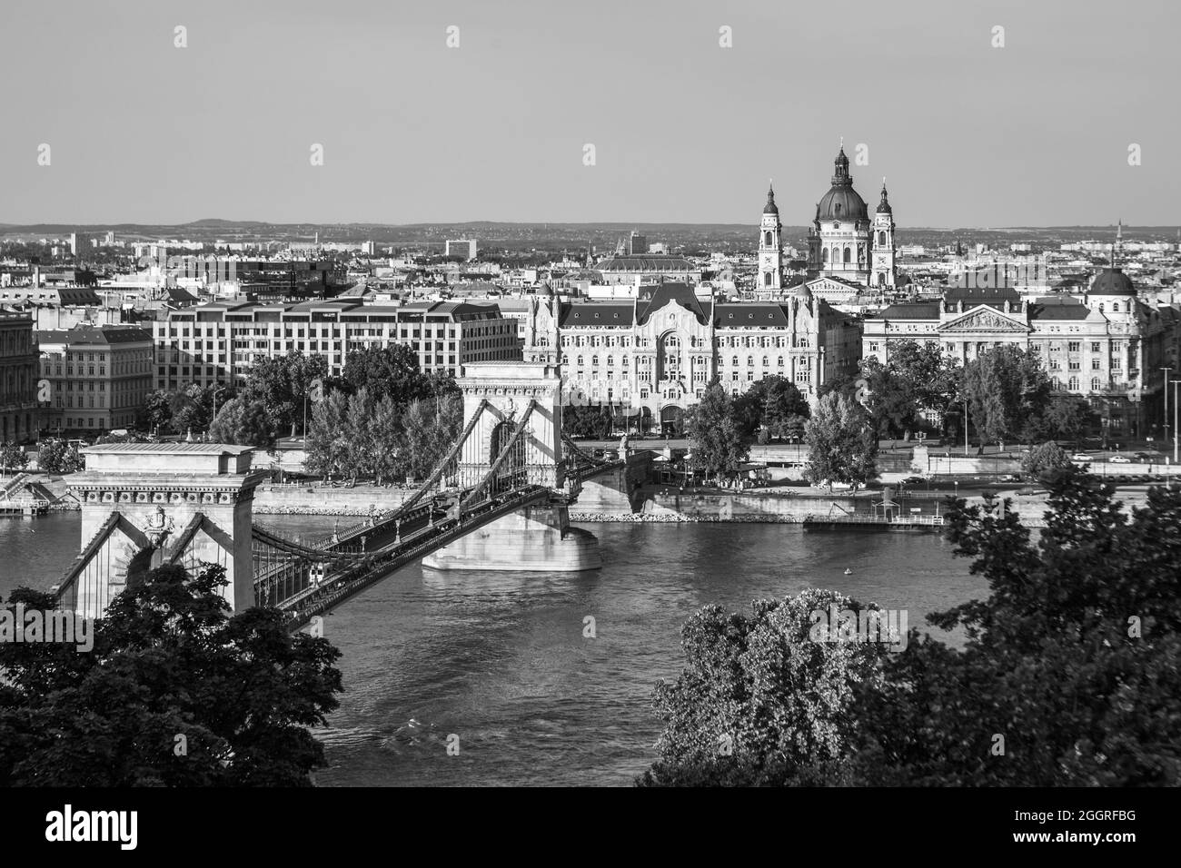 Budapest città con il Ponte delle catene Szechenyi, Ungheria. Fotografia in bianco e nero Foto Stock