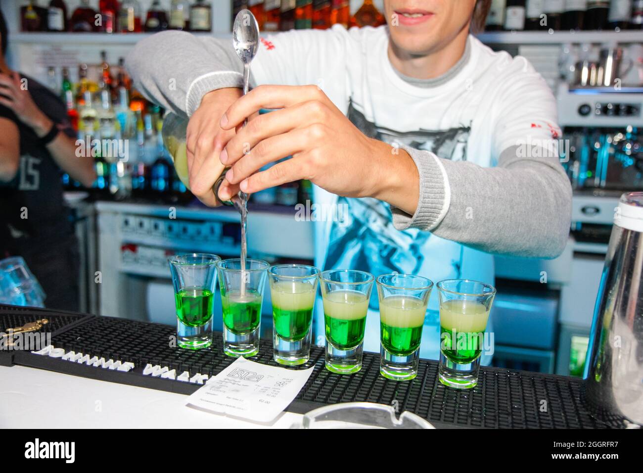 Odessa, Ucraina 24 maggio 2013: Barman al lavoro nel night club di lusso durante la festa notturna. Il barista si diverte a festa nel night club d'élite Foto Stock