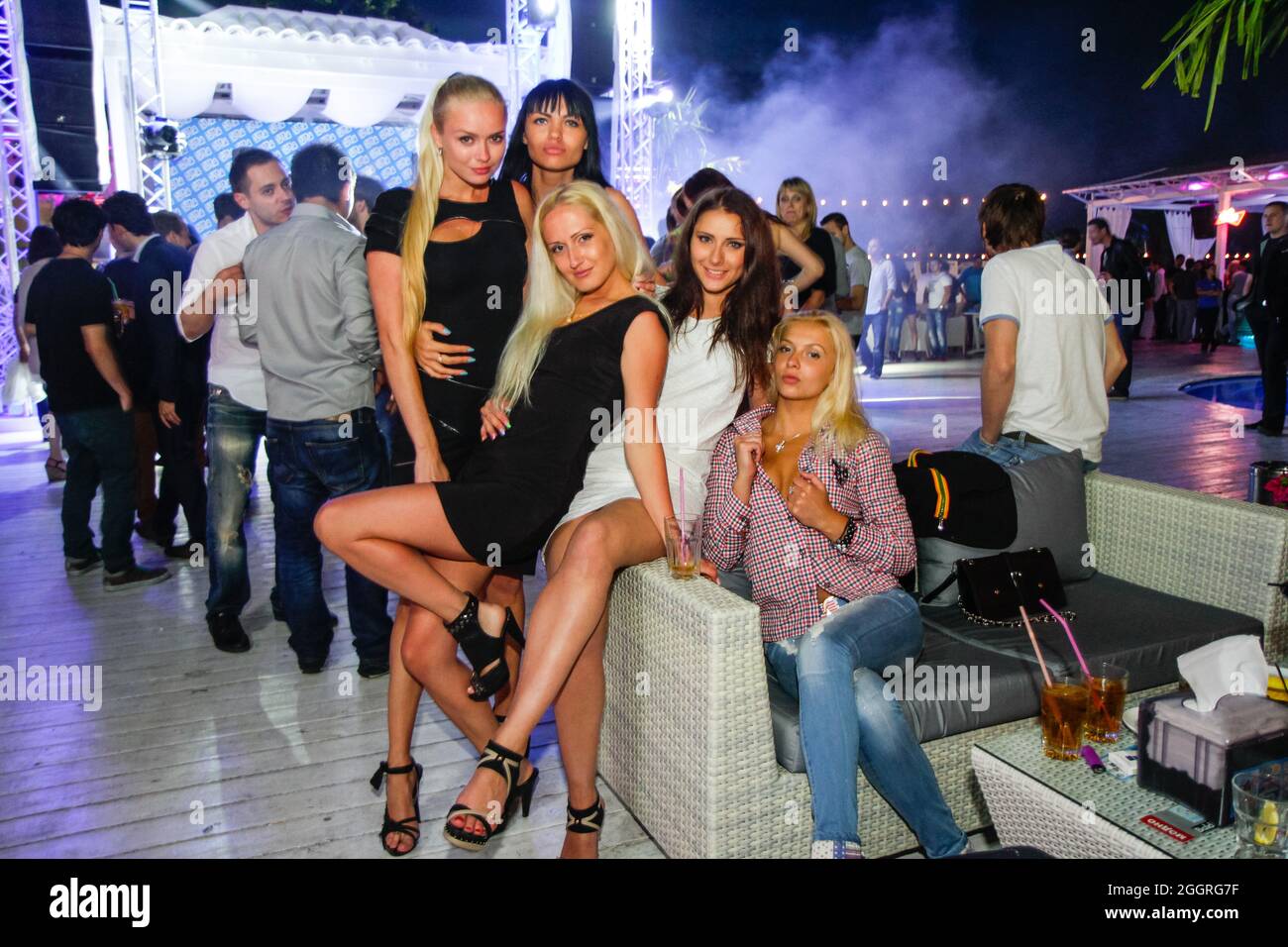 Odessa, Ucraina 24 maggio 2013: Discoteca Ibiza. La gente sorride e posa sulla camma durante il concerto in un night club party. L'uomo e la donna si divertono al club. B Foto Stock