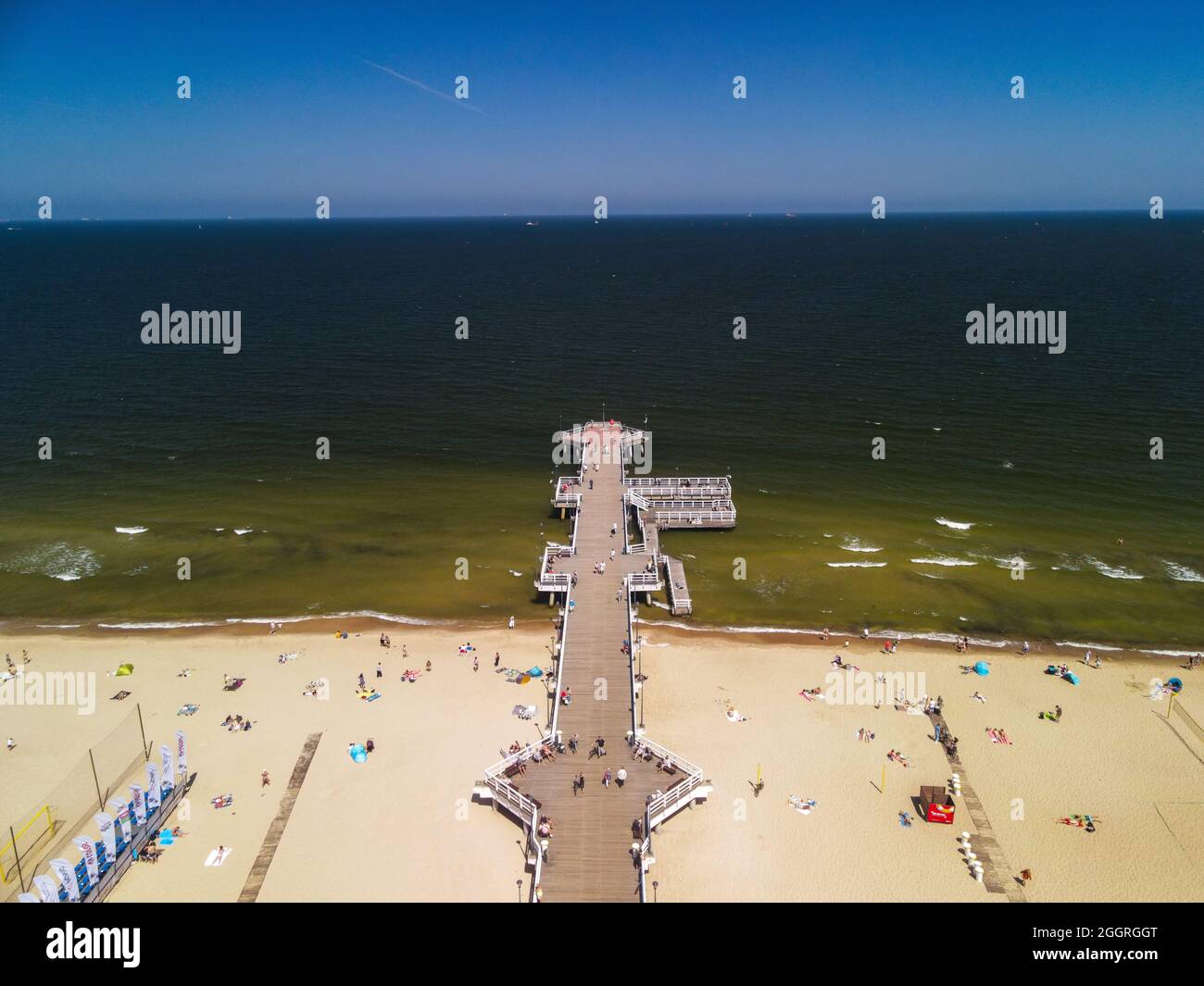 GDANSK, POLONIA - 13 giu 2021: Una foto aerea della costa e della spiaggia di Gdansk in Polonia Foto Stock