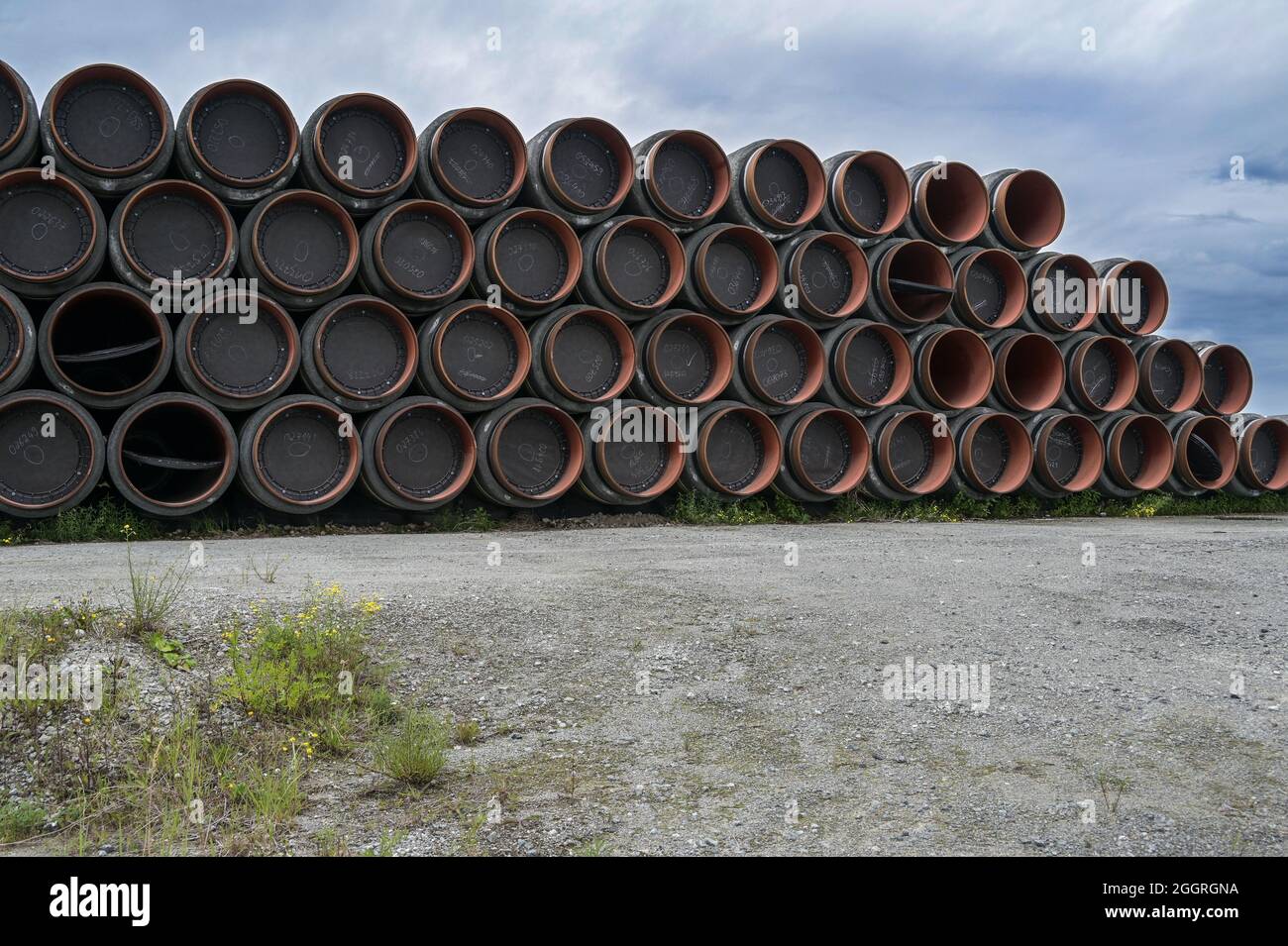 Tubi immagazzinati per il controverso gasdotto North Stream 2, che va dalla Russia alla Germania attraverso il Mar Baltico, accatastato al porto di SA Foto Stock
