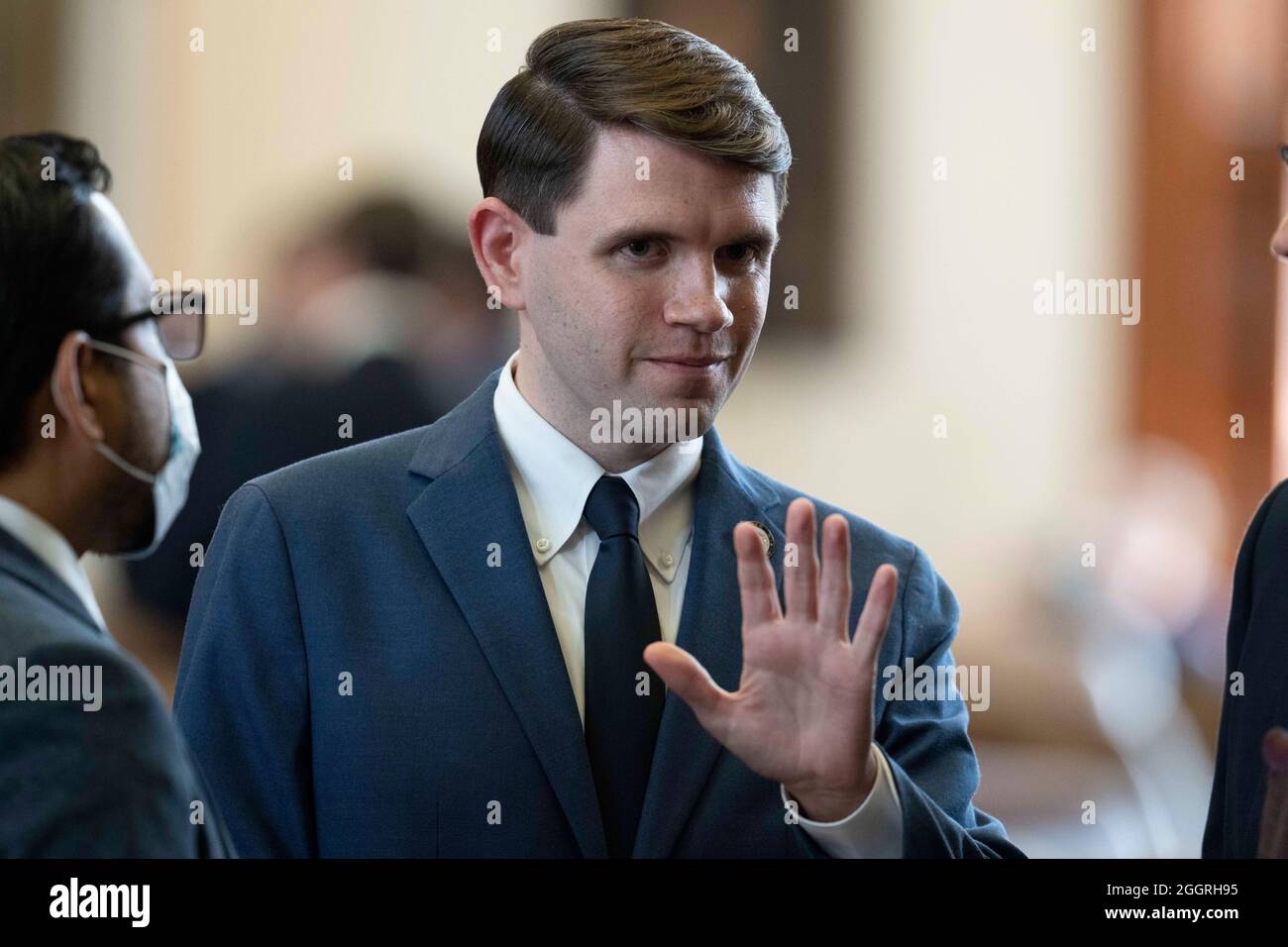 Texas, Stati Uniti. 2 settembre 2021. Il Rep. Di stato James Talarico, D-Round Rock, parla con i membri mentre la Texas House alla fine passa SB3, un progetto di riforma dell'istruzione che proibirebbe, tra le altre cose, insegnando "teoria critica della corsa" nelle classi del Texas. Il disegno di legge è passato alla terza lettura, il 81-43 con un voto partigiano. Credit: Bob Daemmrich/Alamy Live News Foto Stock