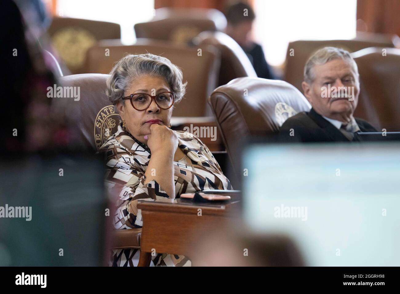 Texas, Stati Uniti. 2 settembre 2021. Senfrontia Thompson, D-Houston, l, e il Rep. Doc Anderson, R-Waco, ascoltate il dibattito mentre la Texas House alla fine passa SB3, un progetto di riforma dell'istruzione che proibirebbe, tra le altre cose, insegnando "teoria critica della razza" nelle classi del Texas. Il disegno di legge è passato alla terza lettura, il 81-43 con un voto partigiano. Credit: Bob Daemmrich/Alamy Live News Foto Stock