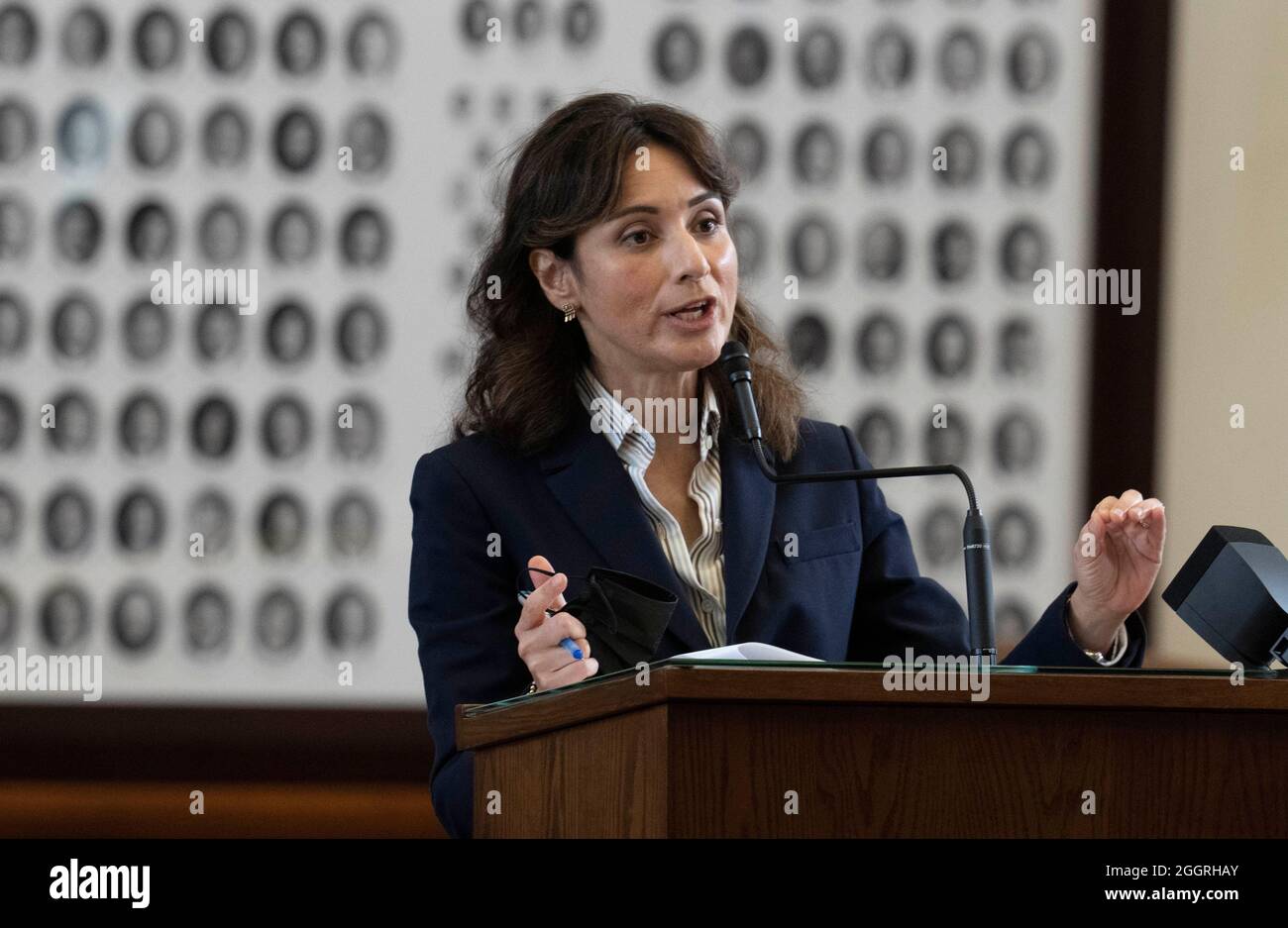 Texas, Stati Uniti. 2 settembre 2021. Il Rep. Di stato Gina Hinojosa, D-Austin, fa una domanda dal microfono posteriore mentre la Casa del Texas alla fine passa SB3, un disegno di legge di riforma dell'istruzione che proibirebbe tra l'altro, insegnando 'teoria critica della corsa' nelle classi del Texas. Il disegno di legge è passato alla terza lettura, il 81-43 con un voto partigiano. Credit: Bob Daemmrich/Alamy Live News Foto Stock
