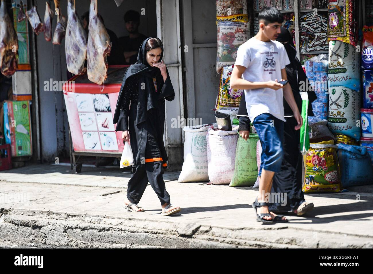 Donne afghane che fanno shopping per le strade di Kabul, Afghanistan, il settembre 01, 2021. Foto di Selcuk Samiloglu/DVM/ABACAPRESS.COM Foto Stock