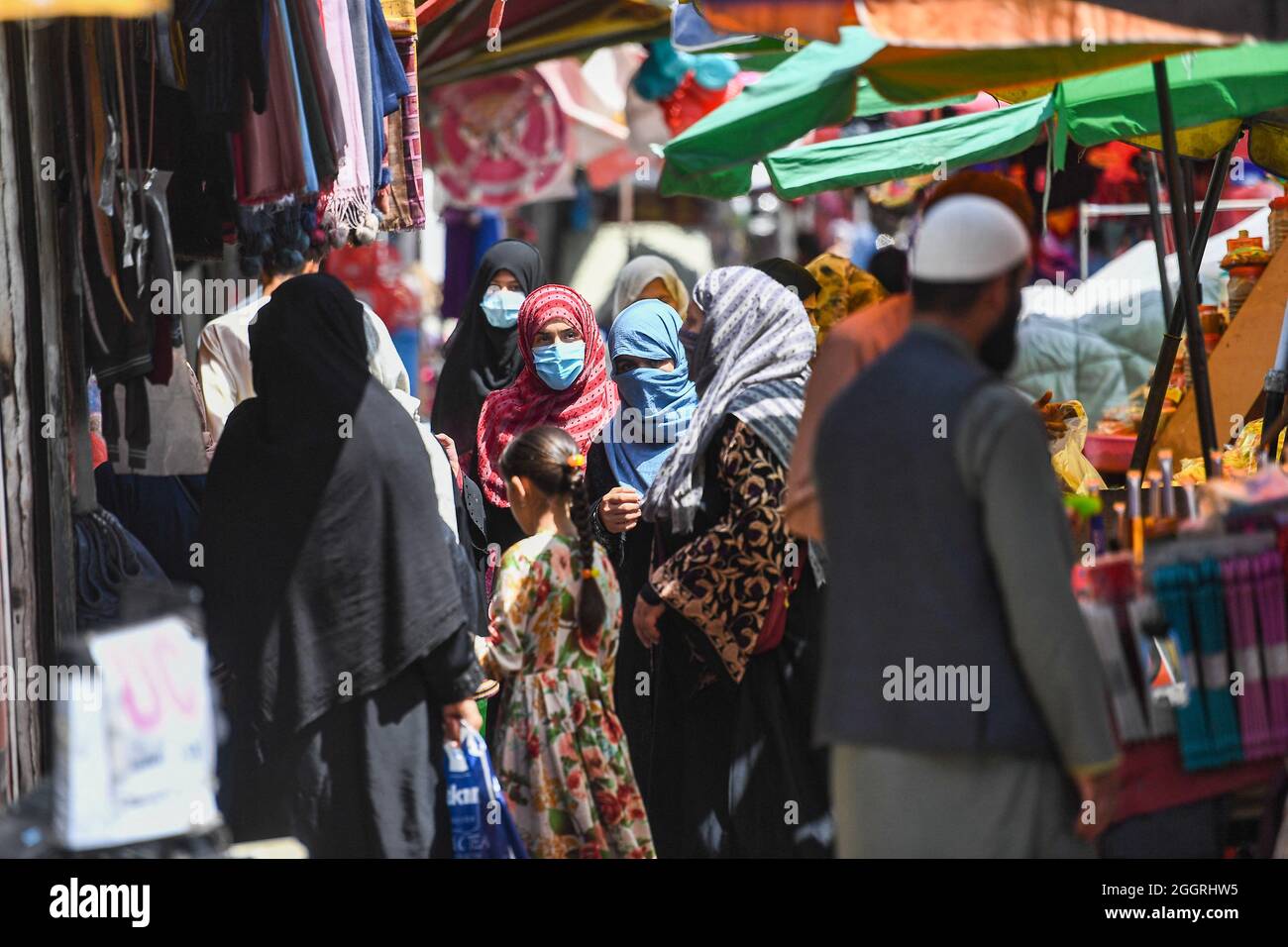 Donne afghane che fanno shopping per le strade di Kabul, Afghanistan, il settembre 01, 2021. Foto di Selcuk Samiloglu/DVM/ABACAPRESS.COM Foto Stock