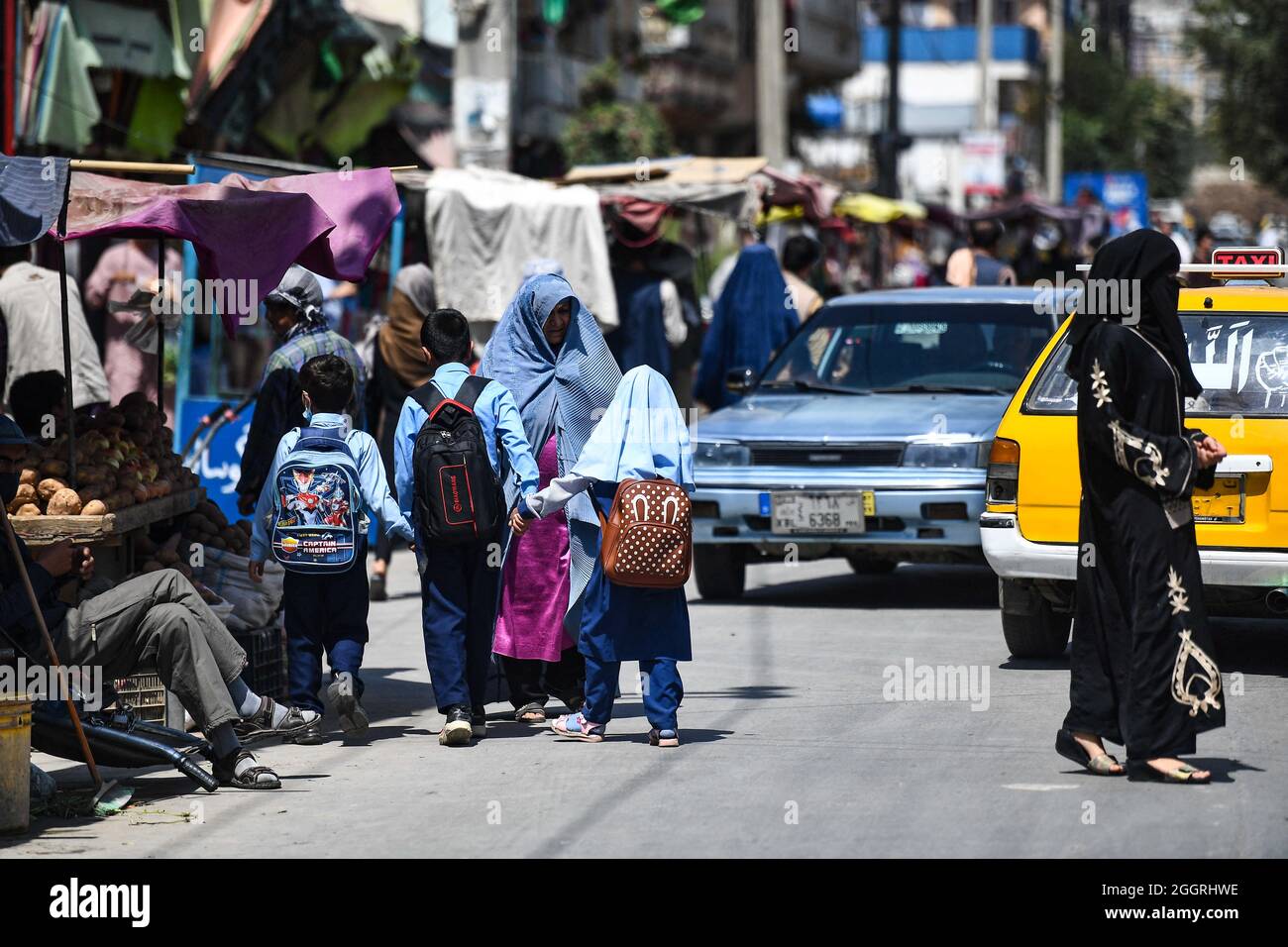 Donne afghane che fanno shopping per le strade di Kabul, Afghanistan, il settembre 01, 2021. Foto di Selcuk Samiloglu/DVM/ABACAPRESS.COM Foto Stock