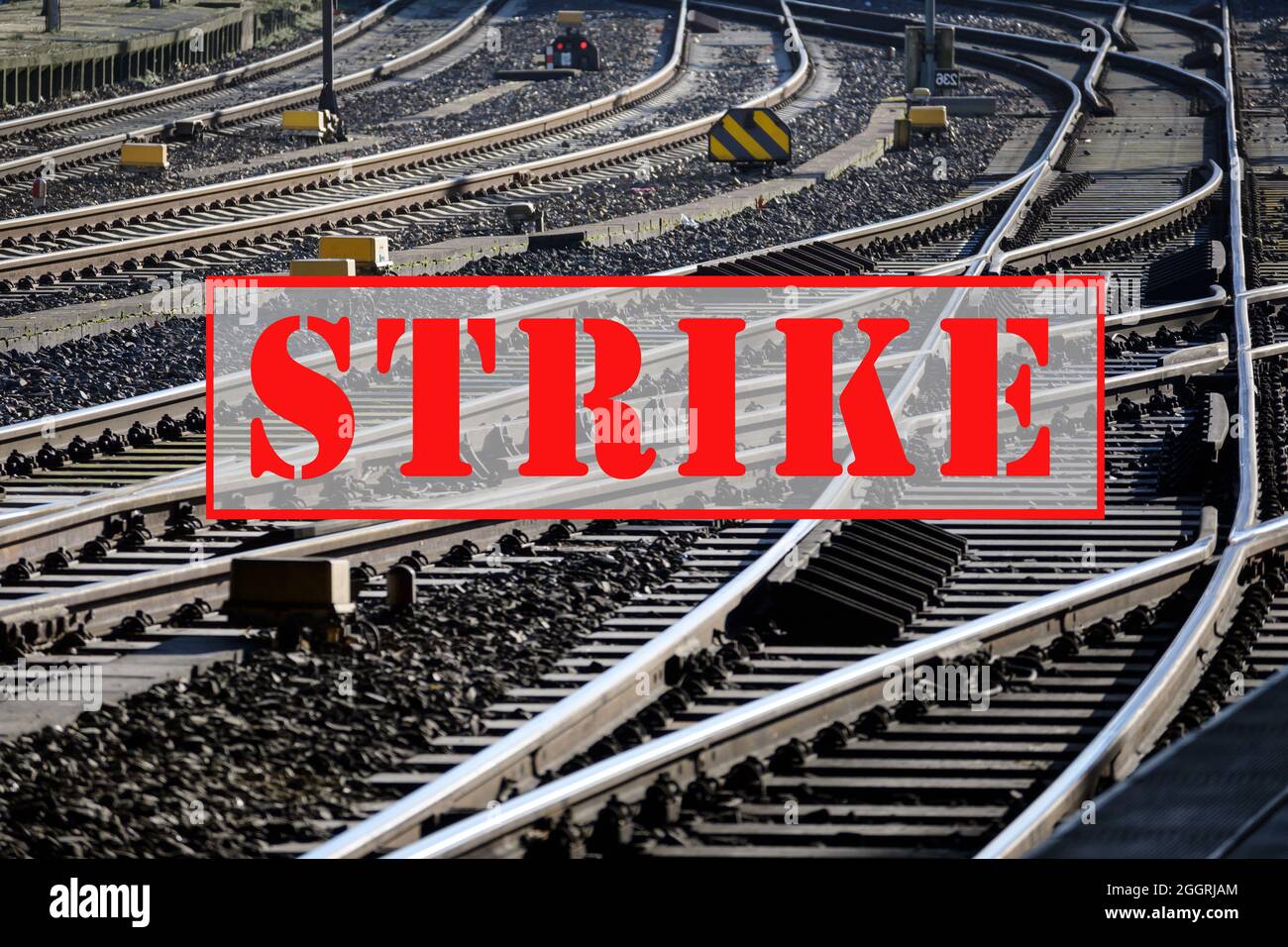 Banner con COLPO di testo su un sacco di binari ferroviari e switch, concetto sindacale per la retribuzione leale e le condizioni di lavoro nel settore dei trasporti, se Foto Stock